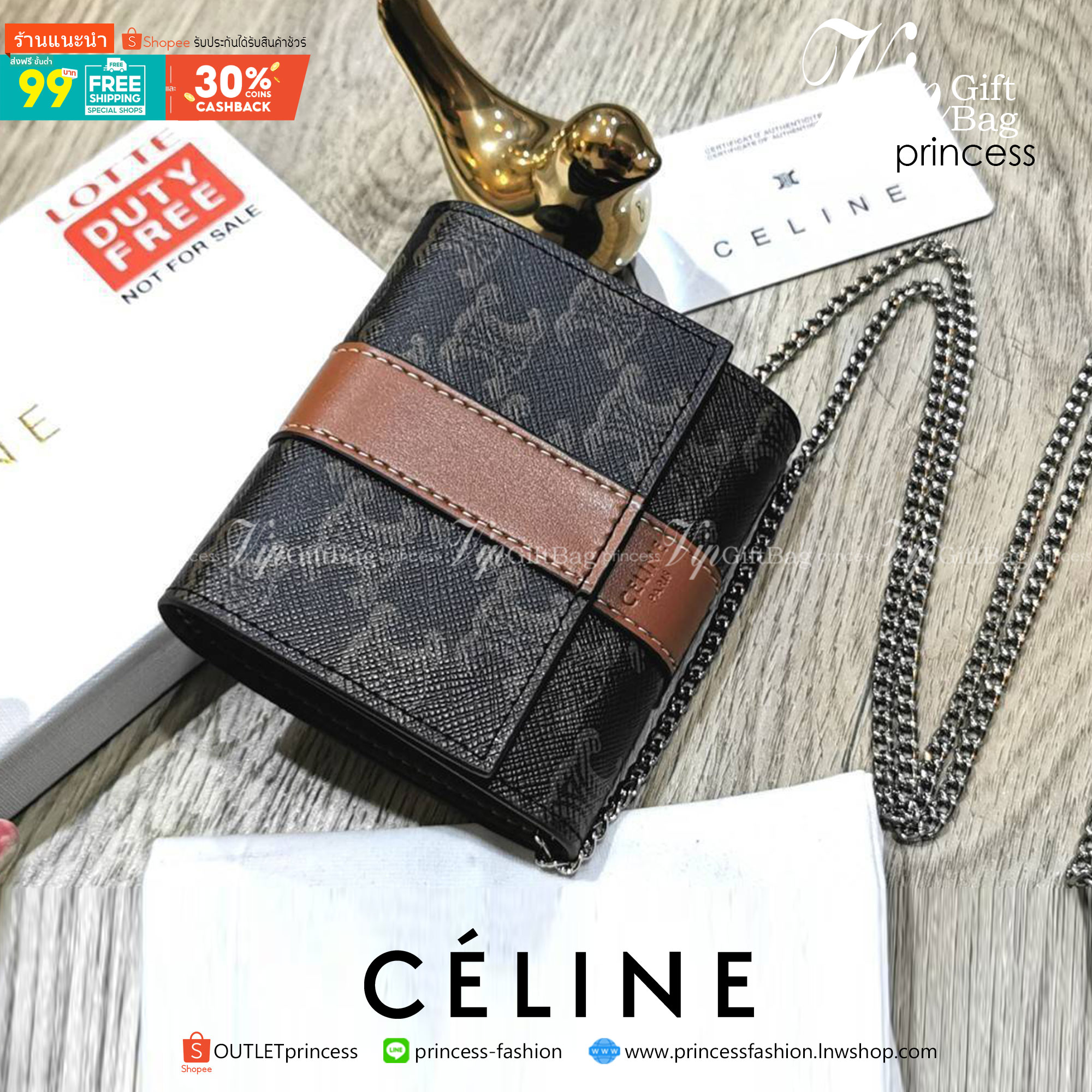 CELINE WALLET BAG WITH CHAIN VIP GIFT WITH PURCHASE (GWP) พรีเมี่ยมกิ๊ฟ Limited จาก CELINE HAUTE PARFUME DUTYFREE COUNTER วัสดุ Triomphe Canvas หนังสวยอยู่ทรงปั้มโลโก้ด้านหน้าเปิดปิดฝาพับกระดุม ภายในมีช่องแบ่งหลายช่อง มีช่องใส่บัตรห