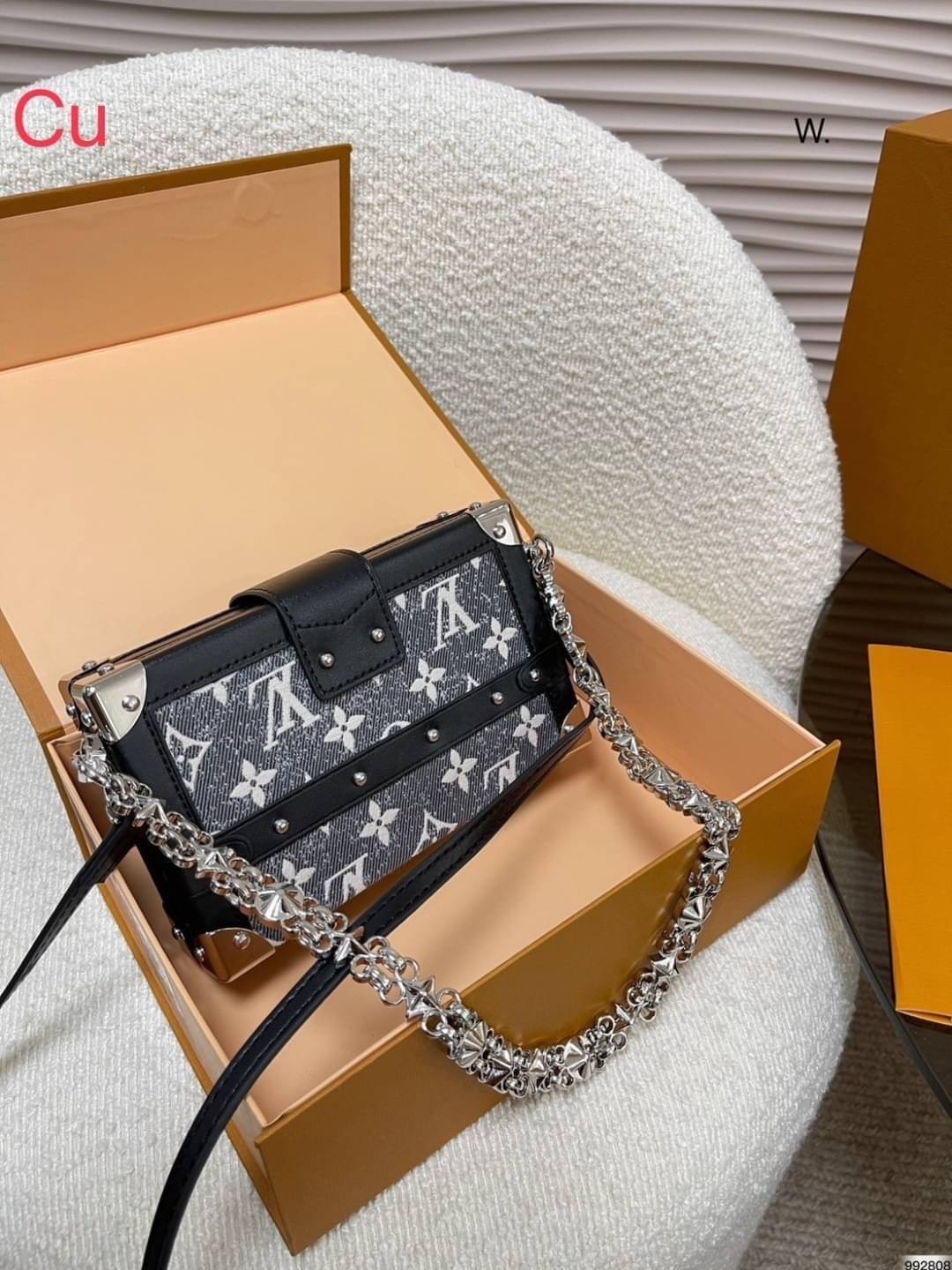 LV Petite Malle Denim textile jacquard กระเป๋าทรงกล่องสุดไอคอนนิค สีเทาเดนิมสวยมีเสน่ห์ ถือเป็นคลัชเก๋ๆ หรือสะพายข้างชิคๆ พร้อมตอบรับได้ทุกลุค ทุกสไตล์ไปเลยจ้า