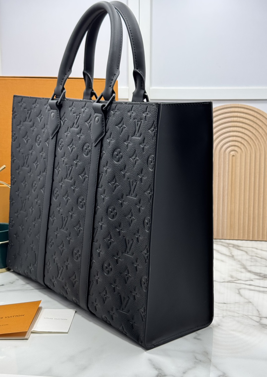 TOP ORI หนังแท้ | LV Sac Plat 24H Tote bag กระเป๋าโท้ทใบใหญ่ หนัง Taurillon ฉลุลายโมโนแกรมสวยหรูคมชัด สะท้อนความสง่างามเปี่ยมเสน่ห์สไตล์มัสคิวลีน ด้านในมีพื้นที่จุของได้มาก มีช่องแบ่งสัดส่วนด้านในไว้อย่างดี