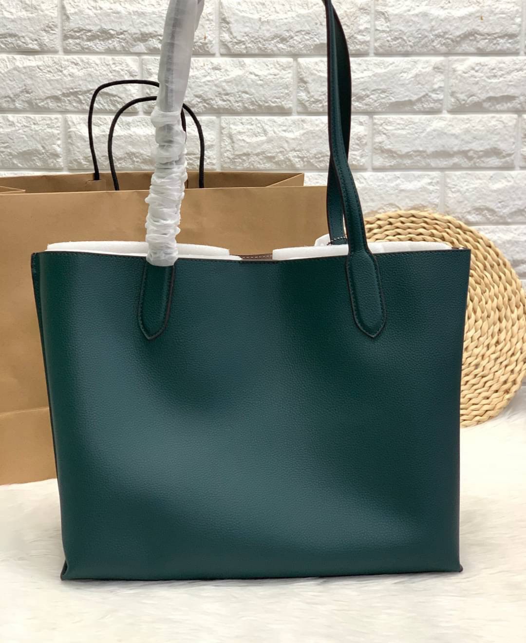 COACH WILLOW TOTE ((C0690)) สีมาใหม่ล่าสุดค่ะ กระเป๋าทรง Tote ใบใหญ่ หนังแท้อย่างดีค่ะ