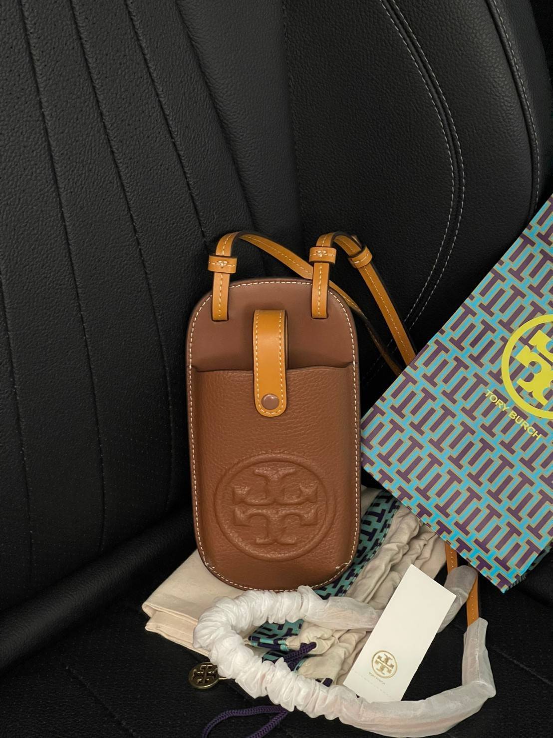 ของแท้ 💯% Tory Burch PERRY BOMBE PHONE CROSSBODY ปัจจุบันกระเป๋าสะพายได้รับความนิยมอย่างมากในหมู่ผู้ใช้เนื่องจากมีสไตล์และใช้งานได้สะดวก