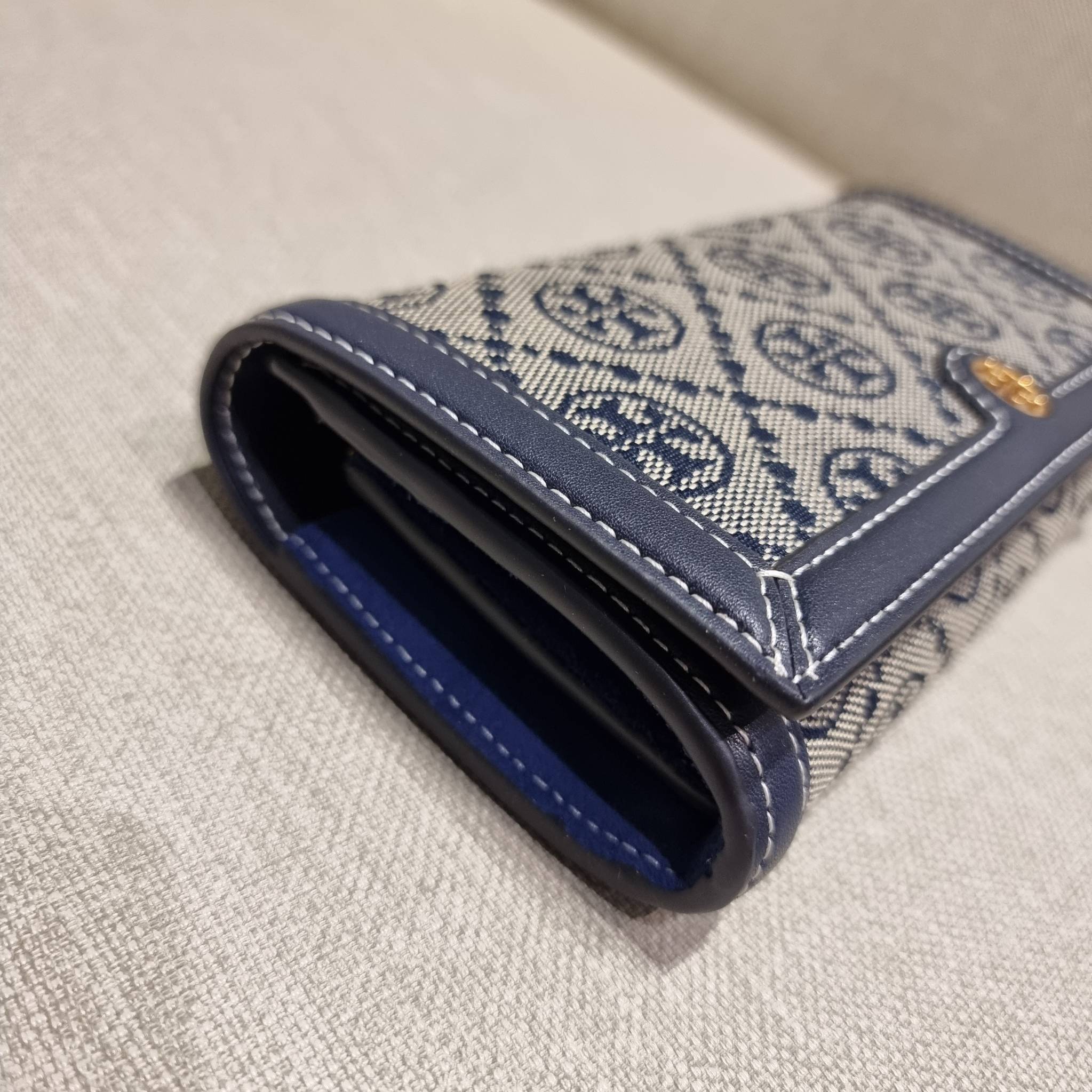 TORY BURCH T MONOGRAM JACQUARD CROSSBODY WALLET best seller ของคอลเลคชั่นนี้ ต้องไม่พลาด กับกระเป๋าสะพายกึ่งกระเป๋าสตางค์ ที่ช่วยให้ชีวิตง่ายขึ้น วัสดุผ้า jacquard ตัดสลับหนังแท้ เปิด-ปิดแบบฝาปิดแม่เหล็ก ภายในใส่ธนบัตรได้ มีช่องใส่บัตร และยังมีช่องซิปอีกด