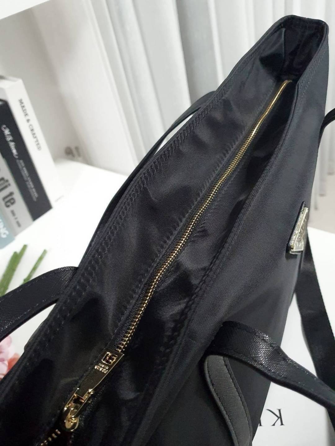 งานใบใหญ่ จากงานพรีเมี่ยมกิ้ฟ จากเคาเตอร์ต่างประเทศคะ แบรนด์ PRADA เป็น กระเป๋าผ้าไนล่อน ตามแบบฉบับของแบรนด์เลย หลงรักเลยคะ สะพายไหล่ได้ ถือก็สวยๆ ใช้แล้วสวยมากๆ มาพร้อมสายสะพายยาว ใส่ของได้เยอะเว่อร์ IPAD สมุด หนังสือ ขวดน้ำ ใส่ได้สบาย คุ้มราคามากคะ ห้าม