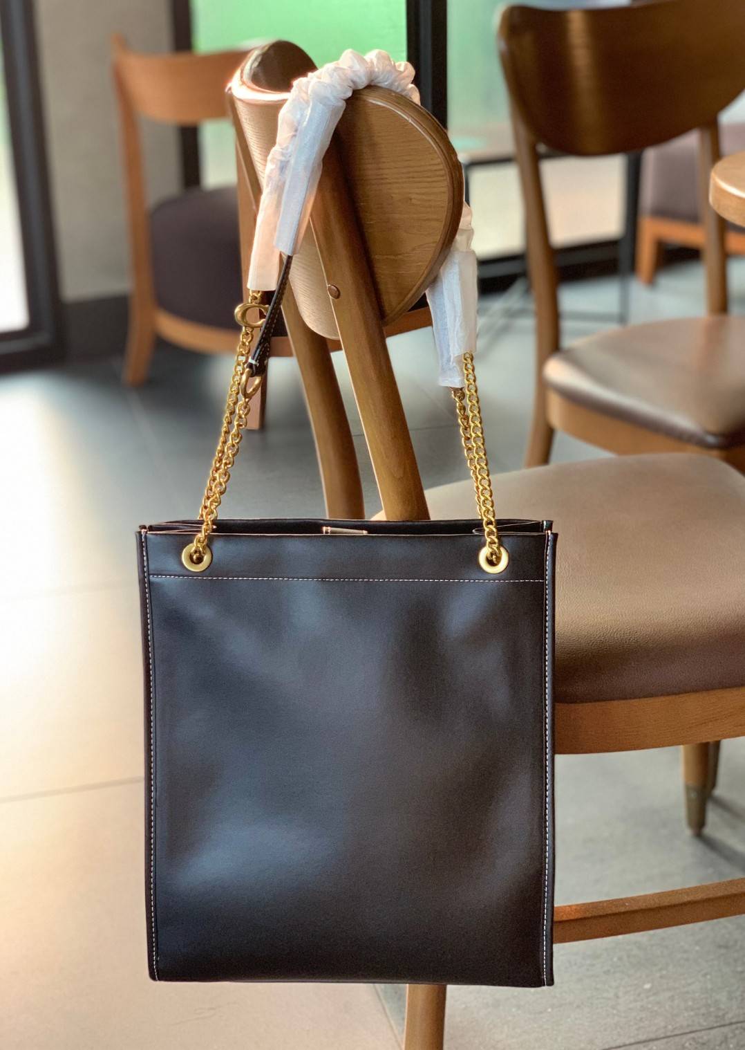 LIMITED EDITION 📣รุ่นใหม่ล่าสุด ยังไม่มีในช๊อปไทยจ้าา❗️ COACH CHAIN CASHIN TOTE ((C6338//C6620)) พร้อมส่ง สินค้าเข้าใหม่ ห้ามพลาดค่าา! กระเป๋าทรงTote สูง สามารถใส่เอกสาร//A4 ได้ วัสดุหนังแท้นิ่ม น้ำหนักเบาค่ะ 🔺จุดเด่นของรุ่นคือสายสะ