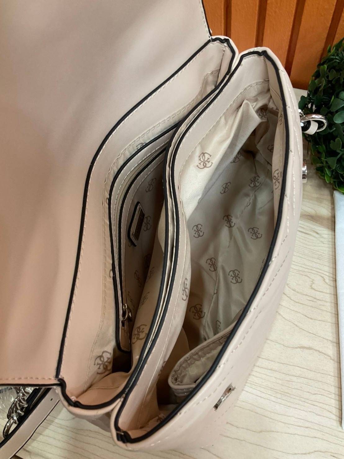 ของแท้ 💯% 】GUESS BLAKELY TOP HANDLE FLAP BAG กระเป๋สะพายรุ่นใหม่ล่าสุด รุ่นยอดนิยมสวยอยู่ทรง วัสดุหนังนิ่ม น้ำหนักเบา มีฐานกว้างตั้งอยู่ทรง ด้านหน้าประดับด้วยโลโก้แบรนด์สวยโดดเด่น