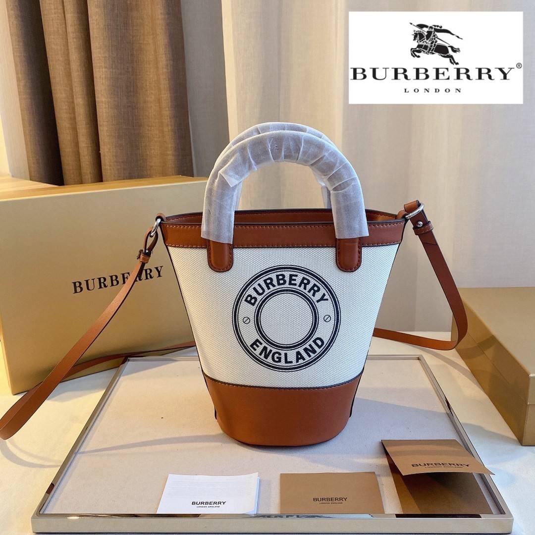 พรีเมี่ยมกิ๊ฟแท้ 100% 】BURBERRY MINI CANVAS CROSSBODY BAG *งานหรูมาก 👑👑 สินค้าพรีเมียมกิ้ฟท์เคาเตอร์น้ำหอมต่างประเทศ กระเป๋าทรง CROSSBODY ใบขนาดกำลังดี *ผ้าแคนวาสคาดหนังวัวแท้ อะไหล่ทอง