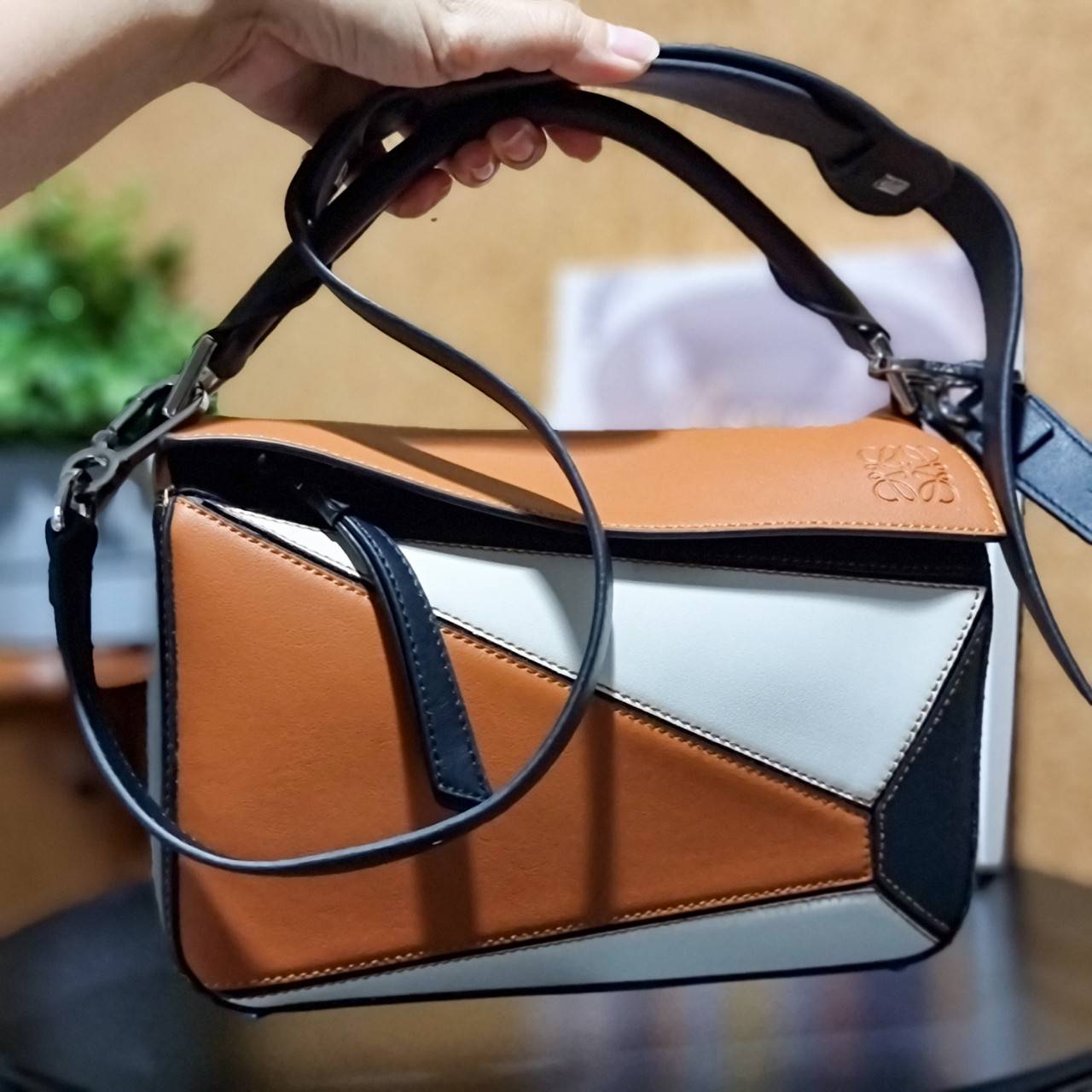พรีเมี่ยมกิ๊ฟแท้ 100% 】LOEWE PUZZLE BAG IN CLASSIC เป็นอีกแบรนด์ที่ดีไซน์เป็นเอกลักษณ์ โดดเด่น สวยหรูทุกรุ่น!! กระเป๋าสะพายข้างทรงกล่อง สไตล์พัซเซิล ให้ฟีลลิ่งเหมือนตัวต่อคละสี ดูดีได้ทุกที่แค่มีใบนี้