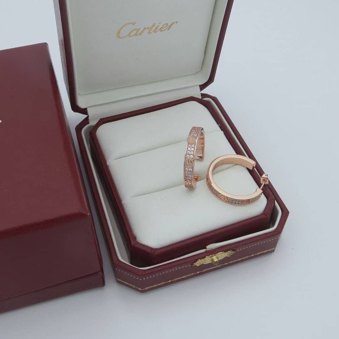 CARTIER Earrings ต่างหูคาเทียร์ รุ่นมีเพชร ภาพถ่ายจากงานจริง วัสดุโลหะเคลือบขึ้นเงาตามรูป ใช้งานต่างประเทศได้