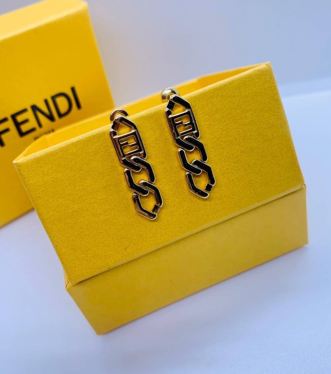 Fendi earring ต่างหูเฟนดิ เกรดออริจินอล งานเคลือบโลหะทอง ไม่ลอกไม่ดำ เงาสวยคล้ายของจริงมากที่สุด สวยหรูหรา ผู้ดี ไฮโซสุดๆ งานเล่นไฟสวยมากค่ะ คอนเฟิม !!!!! เกรดสั่งทำแบบละเอียดที่สุด เก็บรายละเอียดครบ ปั้มโลโก้ สวยมากค่ะ
