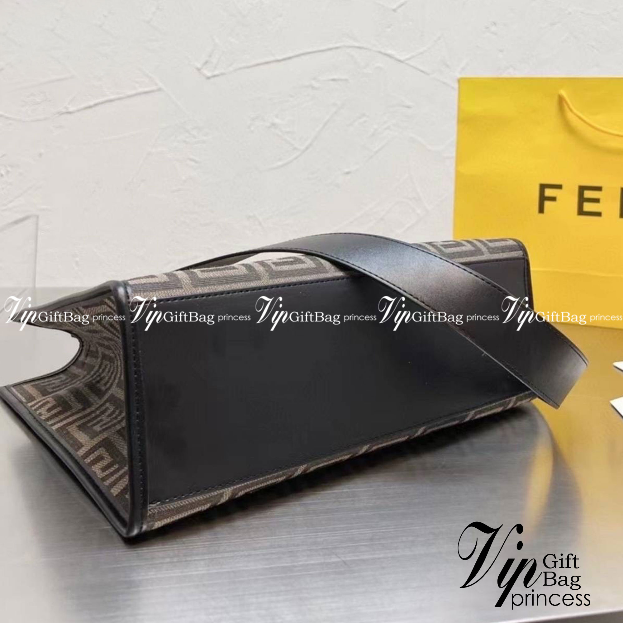 FENDI Sunshine Medium Shopper Tote / FENDI Shopping Shoulder Bag กระเป๋าสะพายทรง shopping ใบใหญ่จุใจ!! ลายกราฟฟิกมาใหม่ดีไซน์คลาสสิควินเทจ สวยหรู ภายในโล่งกว้างมากๆ ใส่ของจุสุดๆ