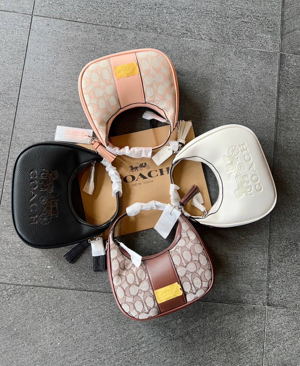 COACH CARMEN MINI CROSSBODY BAG กระเป๋ารูปทรงพระจันทร์โค้งมน น่ารักน่าใช้มากๆ!! เกรดท็อปออริ เกรดดีสุด สลับแท้ 1:1 ใช้ต่างประเทศได้