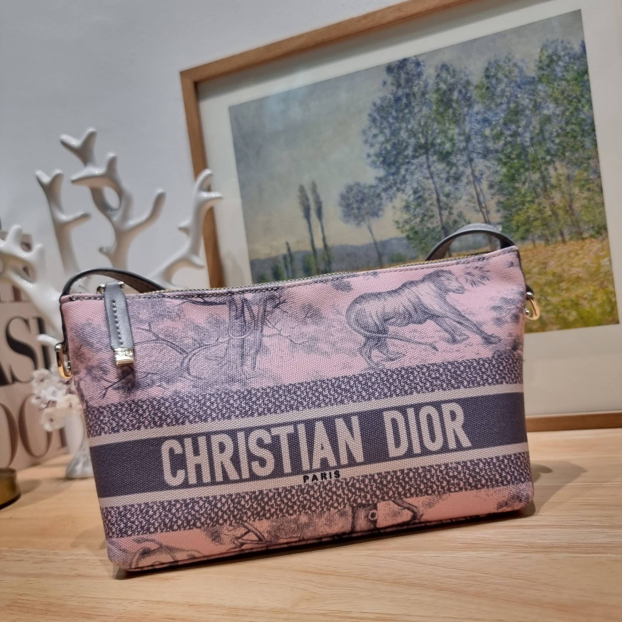 Dior travel nomad pouch / DIOR POUCH BAG พร้อมส่ง กระเป๋าทรงพอช ขนาดกำลังดี ดีไซน์ให้เป็นได้ทั้งกระเป๋าพกพาเอนกประสงค์ เวลาไปท่องเที่ยว หรือจะใช้เป็นกระเป๋าหลักพกของสำคัญก็ได้