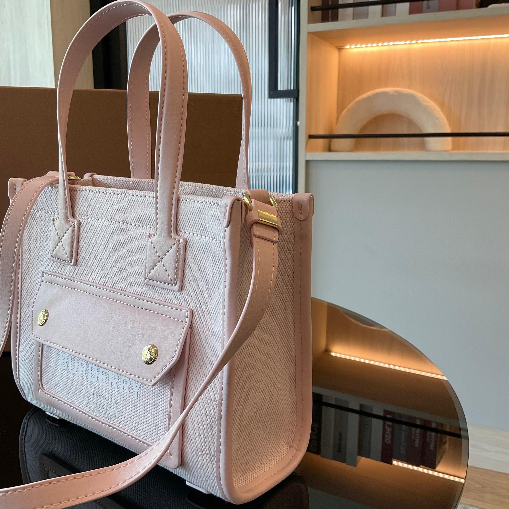 BURBERRY Mini Freya Tote in Bright Red/dusky Pink / BURBERRY FRAGRANCES MINI TOTE BAG ตัวกระเป๋าเป็นผ้าตัดหนัง Lambskin นิ่มสวยหรูดูดี สีสันพาสเทล💖🐻 **น่ารักมากๆ มีช่องกระเป๋าหน้าเล็กให้1ช่อง ภายในช่องหลักโล่งกว้าง