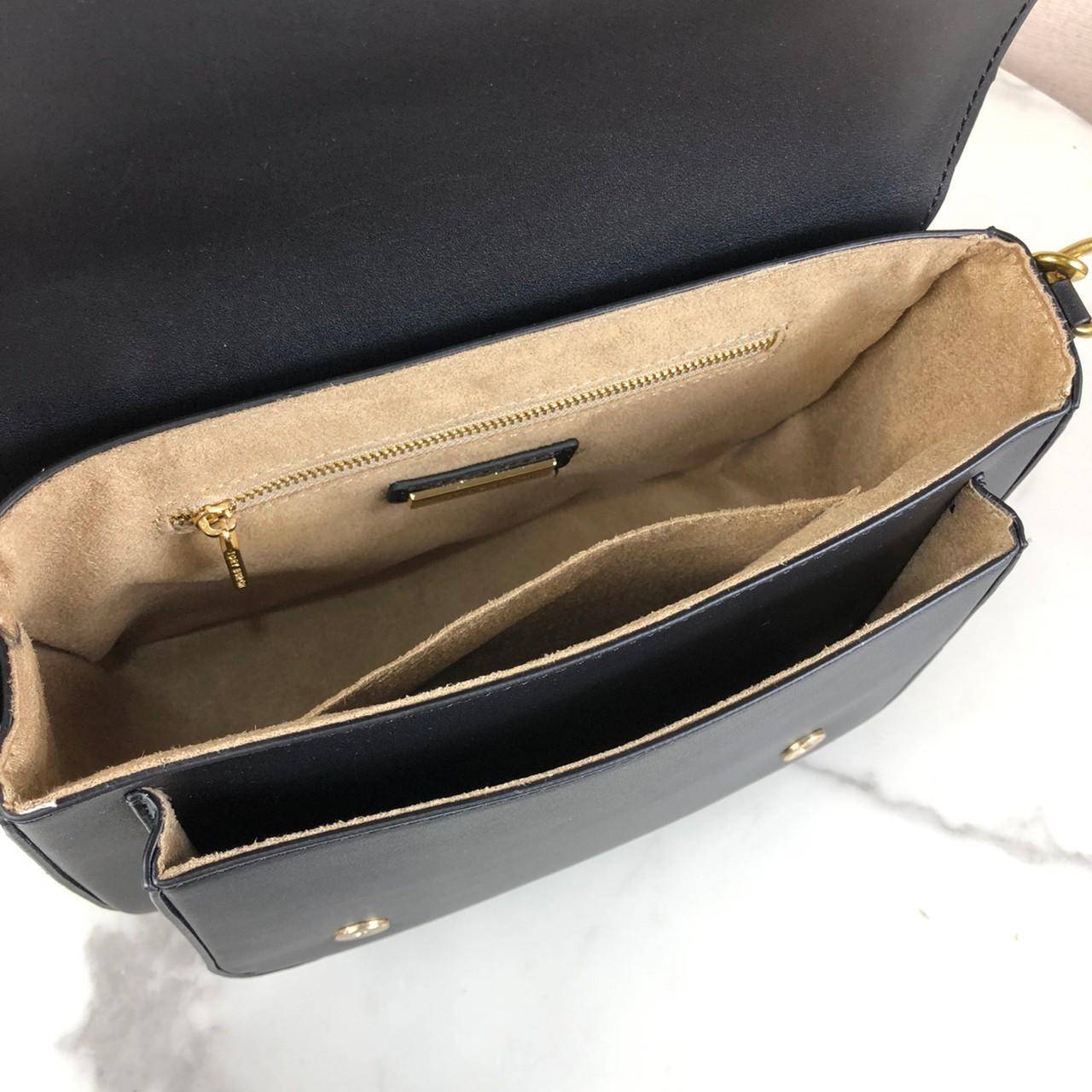 กระเป๋าถือและสะพาย TORY BURCH เปิด - ปิดกระเป๋าด้วยกระดุมแม่เหล็ก ด้านในแบ่งเป็น 2 ช่องใหญ่ และมี 1 ช่องซิป กับ 1 ช่องเล็กค่ะ สายสะพายสั้น 57 cm ถอดได้ ปรับไม่ได้ค่ะ สะพายสะพายยาว สามารถถอดและปรับได้ 3 ระดับค่ะ