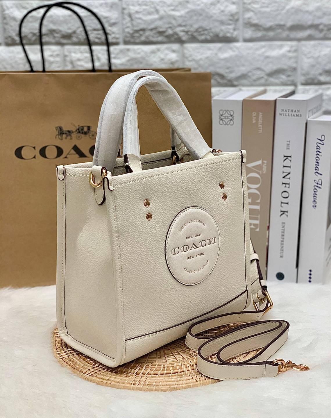 ใหม่ล่าสุด อดใจยังไงไหว COACH Dempsey Field Tote 22 C5268 โทนสีขาวล้วน ดำล้วน สุดคลาสสิก พร้อมส่งความสวยที่ไทยค่ะ! กระเป๋าทรง Tote ขนาดพอเหมาะลำตัว พกพาง่ายสะดวกได้กับทุกๆวัน ด้านหน้าปั้มโลโก้แบรนด์ตัวใหญ่สวยค่ะ;เปิดปิดกระเป๋าแบบกระดุมแม่เหล็ก ภายในใส่กระ