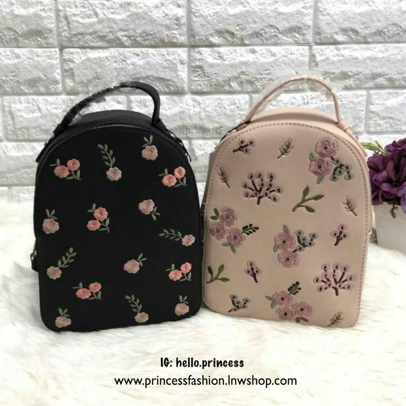 Bershka backpack bag ✔️รุ่นหายากค่ะ กระเป๋าสะพายหลัง หนังซาฟเฟียโน่ ด้านหน้าปักรูปดอกไม้ งานปักเน้นๆ สวยงามมากๆค่ะ เปิดปิดกระเป๋าแบบซิป ภายในโล่ง ใส่ของได้จุนะค่ะ สายสะพายด้านหลังเลื่อนปรับฟรีไซด์ค่ะ รุ่นนี้ขนาดกำลังดี น้ำหนักเบา ใบจริงน่ารักน่าใช้