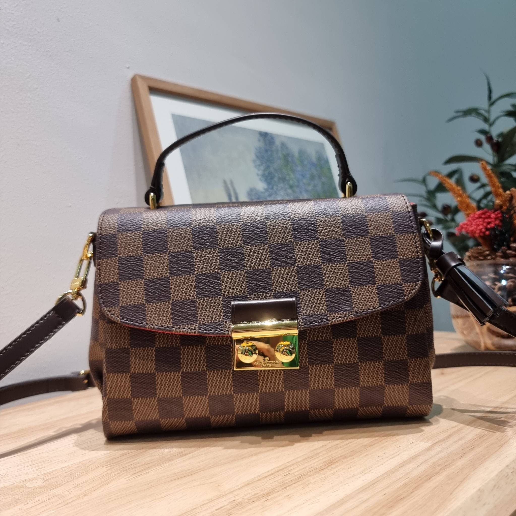 LV CROISETTE CROSSBODY BAG ให้สาวๆได้สวย ในราคาจับต้องได้ กับกระเป๋าสะพายข้าง ดีไซน์ลวดลายตารางเอกลักษณ์ คลาสสิคแต่ดูผู้ดี วัสดุหนังแคนวาส เปิด-ปิดด้วยตัวล็อคแน่นหนา ภายในโล่งกว้าง ใส่ของสำคัญได้ครบถ้วน สายสะพายถอดออกได้ ปรับได้ มีหูจับในตัว ถือเก๋ๆ หรือจ