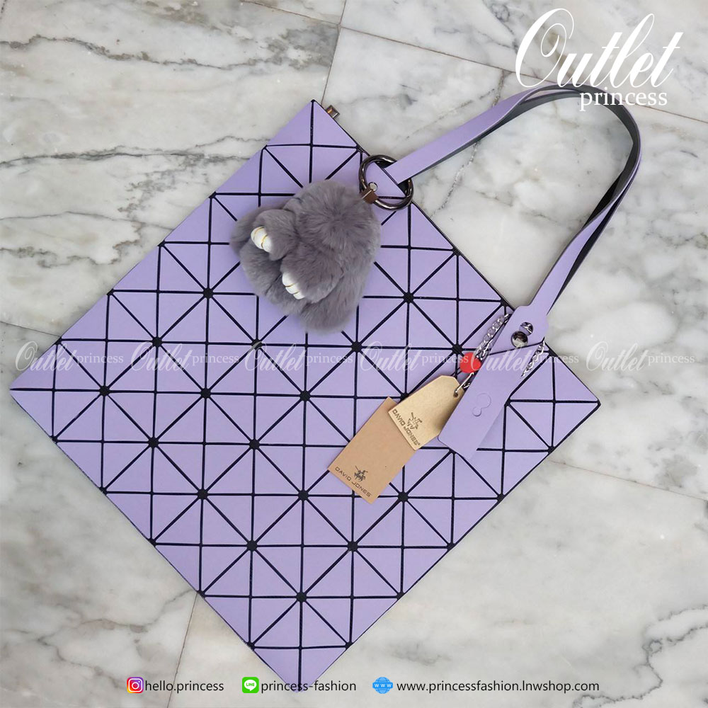 ทรงสุดฮิตจากแบรนด์ David Jones รุ่น Candy color ใบนี้ มาพร้อมกับน้องกระต่าย DV ขนฟู นิ่มๆ สีเข้า set กับกระเป๋าคะ กระเป๋า ทรง Tote ตัวกระเป๋าเย็บติด ด้วยแผ่นอคิลิค ตัดขอบลายวิ้งๆ สุดหรู ดีไซน์เกร๋ จุดเด่นที่ น้ำหนักเบา สามารถ ถือ หรือ สะพายไหล่ได้คะ ใบใหญ