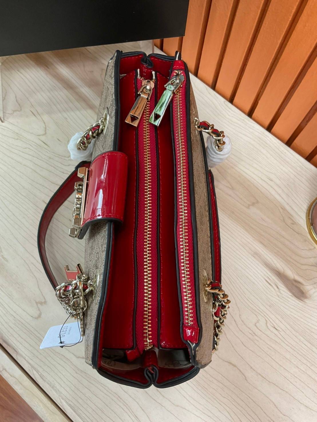 กระเป๋าสะพายไหล่ Guess Logo City Small Society Satchel กระเป๋าสะพายไหล่ ขนาดกำลังดี วัสดุ pu สวยอยู่ทรง มาพร้อมพวงกุญแจน่ารักๆ ถอดออกได้ ด้านหน้าประดับโลโก้แบรนด์ เปิดปิดด้วยซิป มี 2 ช่องหลักใช้งาน ภายในช่องซิปหน้าแยกเป็นสัดส่วนการใช้งาน ซิปช่อง 2 โล่งกว้