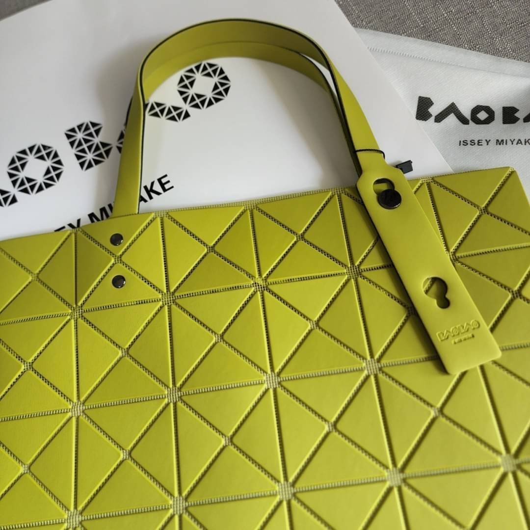 BAO BAO ISSEY MIYAKE LUCENT ONE-TONE กระเป๋า Bao Bao จากแบรนด์ดัง Issey Miyake แบรนด์แฟชั่นจากประเทศญี่ปุ่น ซึ่งมีสินค้ามากมายไม่ว่าจะเป็นเสื้อผ้า นาฬิกา น้ำหอม และที่ขาดไม่ได้นั่นก็คือ กระเป๋า Bao Bao ที่มีความพิเศษในเรื่องของวัสดุและดีไซน์ที่ครองใจสถาปน