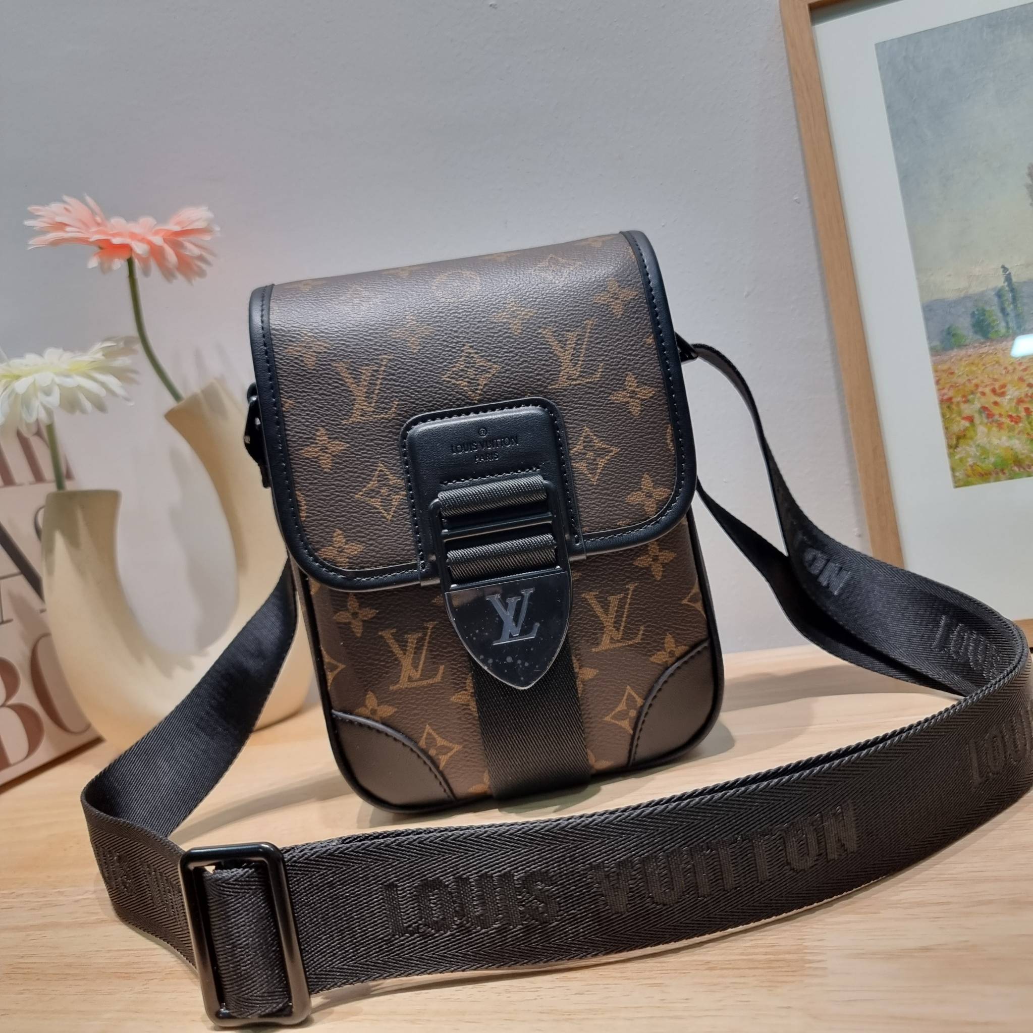 LV S-Lock Vertical wearable wallet กระเป๋าสะพายข้างสำหรับหนุ่มๆ LV crossbody bag ใหม่ล่าสุด ได้ชิคๆเท่ๆก่อนใคร ไม่ต้องรอพรีฯ ราคาดีวัสดุหนังแคนวาสคุณภาพดี ดีไซน์ดูแพง
