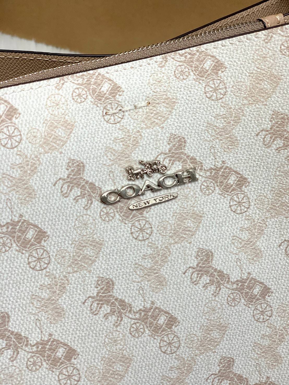 COACH TOWN BUCKET BAG WITH HORSE AND CARRIAGE PRINT ((2081-236)) 🔺กลับมาแล้ว ตามคำเรียกร้องค่ะ! กระเป๋าคล้องไหล่//สะพายข้างได้ วัสดุ pvc อย่างดี หนังนิ่มป่องพองตัวสวยงาม ลายรถม้าทั้งใบค่ะ ภายในกระเป๋าแบ่งเป็น2ช่องหลัก เปิดปิดแบบกระดุมแม่เหล็ก ภายใ