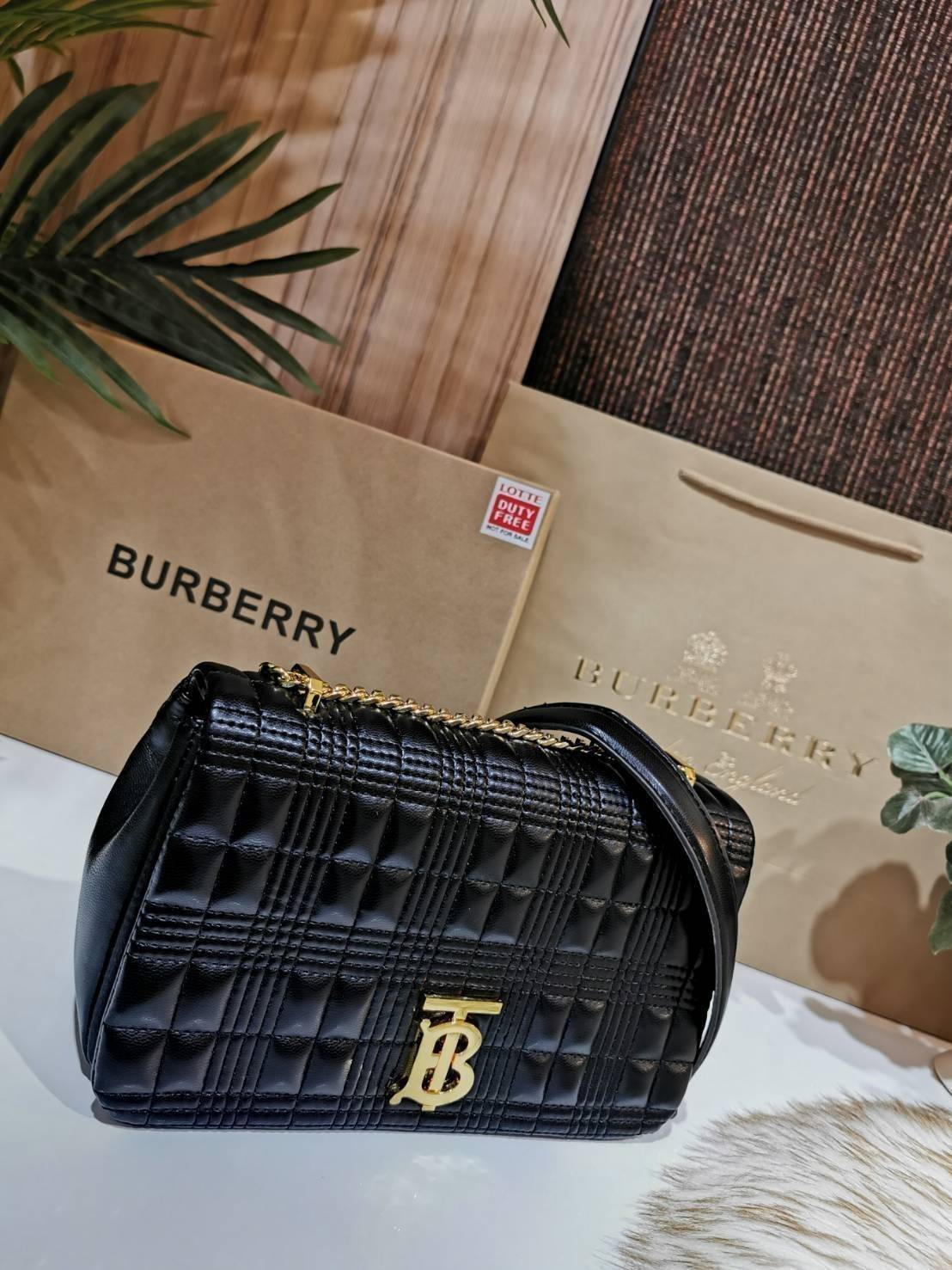 BURBERRY FRAGRANCES QUITED LAMBSKIN BAG VIP GIFT WITH PURCHASE GWP พรีเมี่ยมกิ๊ฟ Limited จาก BURBERRY Perfume DutyFree หนังแท้ Lambskin นิ่มสวยหรูดูดี เปิดปิดด้วยฝาปิดสัญลักษณ์รูปตัวB ภายในโล่งกว้าง ใส่มือถือ กระเป๋าสตางค์ได้ มาพร้อมสายสะพายโซ่ทองต่อหนังร