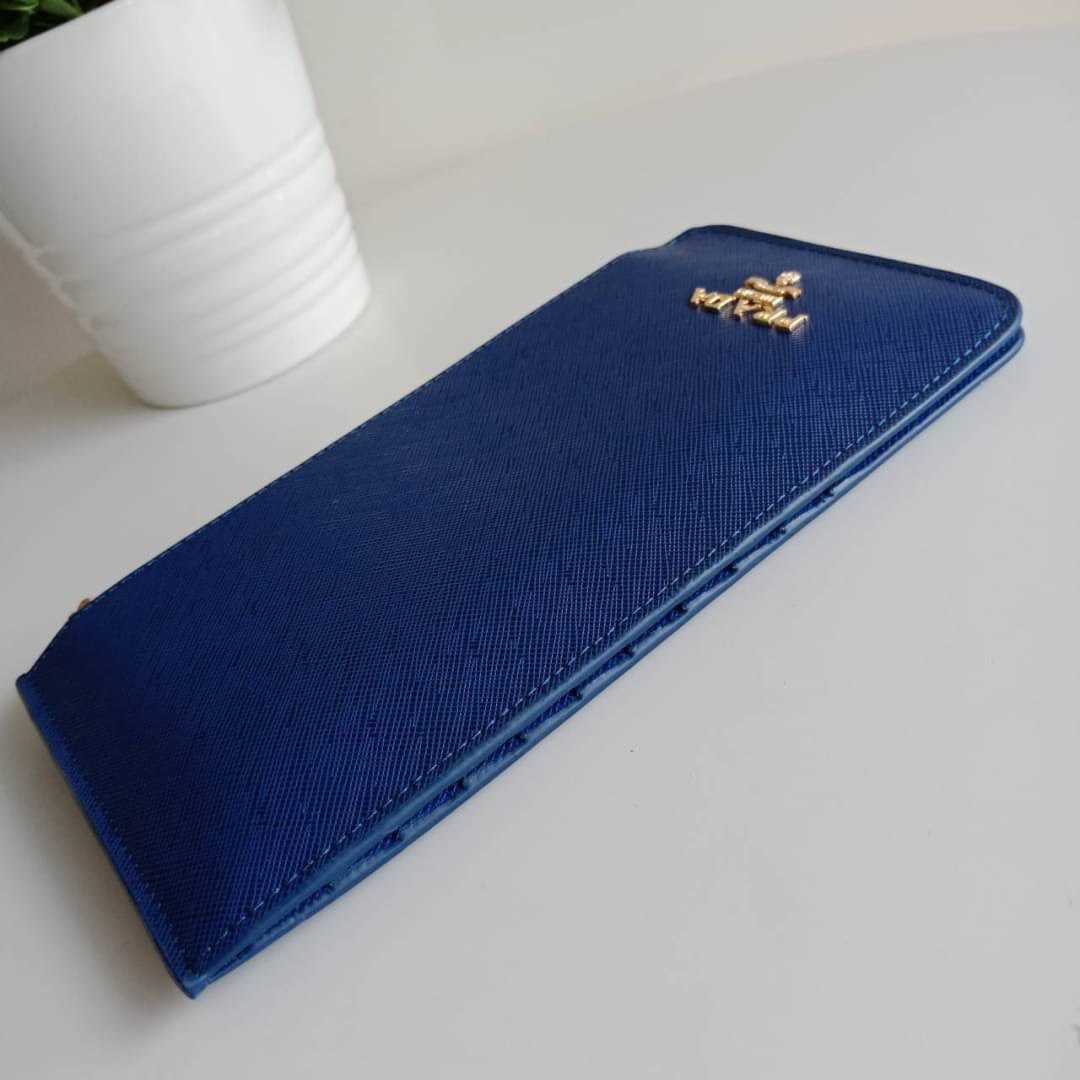 รุ่นขายดีเว่อร์วัง♡♡ PRADA LONG WALLET *สำหรับคนชอบใส่บัตรเยอะ แนะนำรุ่นนี้คะ กระเป๋าสตางค์ทรงสวย สะดุดตา หนังสัมผัส Safiano จากแบรนด์ PRADA มีช่องใส่นามบัตรมากถึง 16 ช่อง ด้านหน้ามีโลโก้แบรนด์สีทองหร