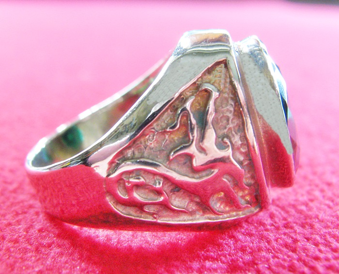 สินค้าหมดค่ะ แหวนพลอยมรกตเนื้อทองขาว ด้านข้างลายมังกร(ราศีพฤษภ)ค่ะ