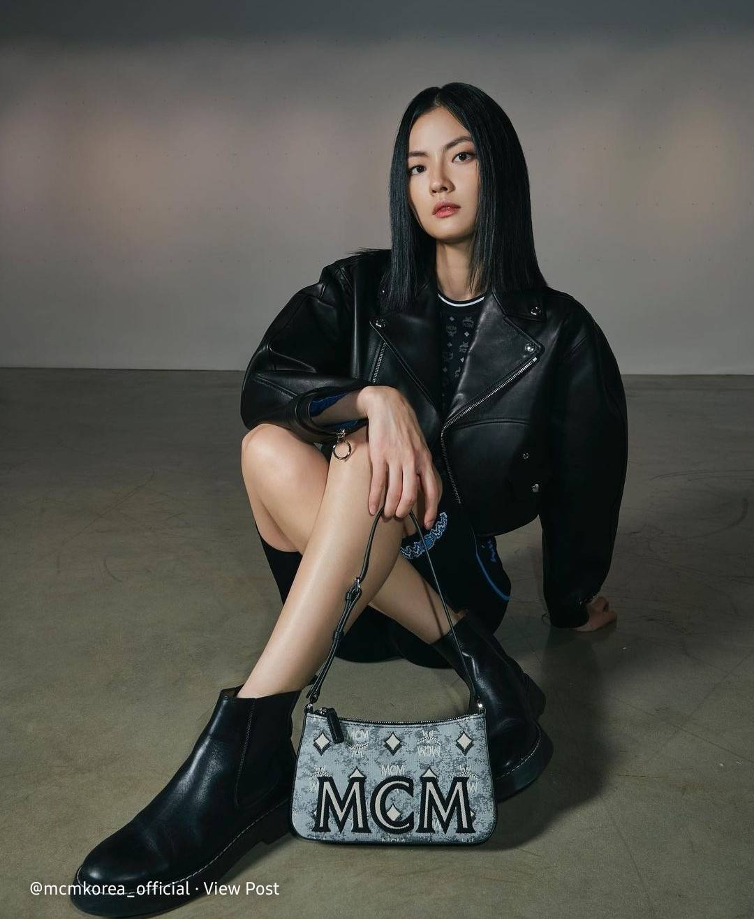 M.C.M MINI SHOULDER BAG IN VINTAGE JACQUARD MONOGRAM คอลเลคชั่นใหม่ล่าสุด โดดเด่นด้วยลายโมโนแกรม ถักทอบนผ้า woven jacquard กระเป๋าสะพายทรงพอชที่ไม่ธรรมดา มาพร้อมสายสะพายในตัว สามารถปรับใช้ได้ 2 แบบ สายยาวสะพายข้าง หรือจะนำสายเส้นกลางออกและปรับใช้สะพายไหล่