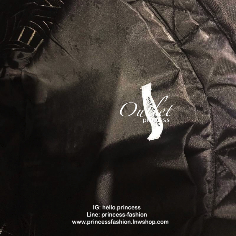 Adidas Originals geometric 3D roll top backpack รุ่นใหม่ชนช้อป!!กระเป๋าเป้สะพายหลัง เปิดปิดด้วยซิปเดียวด้านบน ด้านหน้ามีโลโก้ ด้านหลังมี1ช่องซิปใช้งานได้จริง ใบใหญ่กำลังดีน้ำหนักเบา ภายในกว้างและจุ ช่องซิปช่องใส่ของ สายเลื่อนปรับระดับได้ฟรีไซส์ สะพายได้ทั