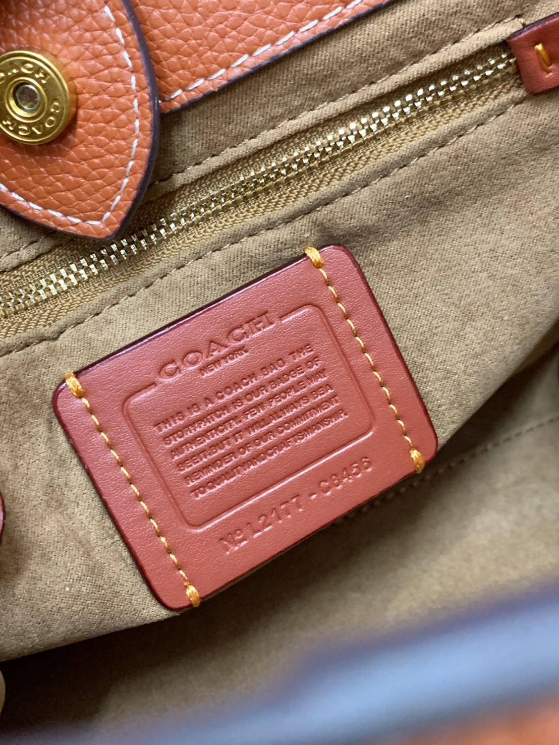 COACH FIELD TOTE 22 WITH HORSE AND CARRIAGE PRINT CARRIAGE BADGE((C8456)) 💫พร้อมส่งที่ไทย ใหม่ล่าสุด คุณภาพเกินเบอร์เลยจ้าา! กระเป๋าทรงTote ไม่ว่าโอกาสไหนๆ คุณสามารถพกพาไปได้ทุกที่ค่ะ หนังแท้อย่างดี! สวย นิ่มมือดีมากค่ะ