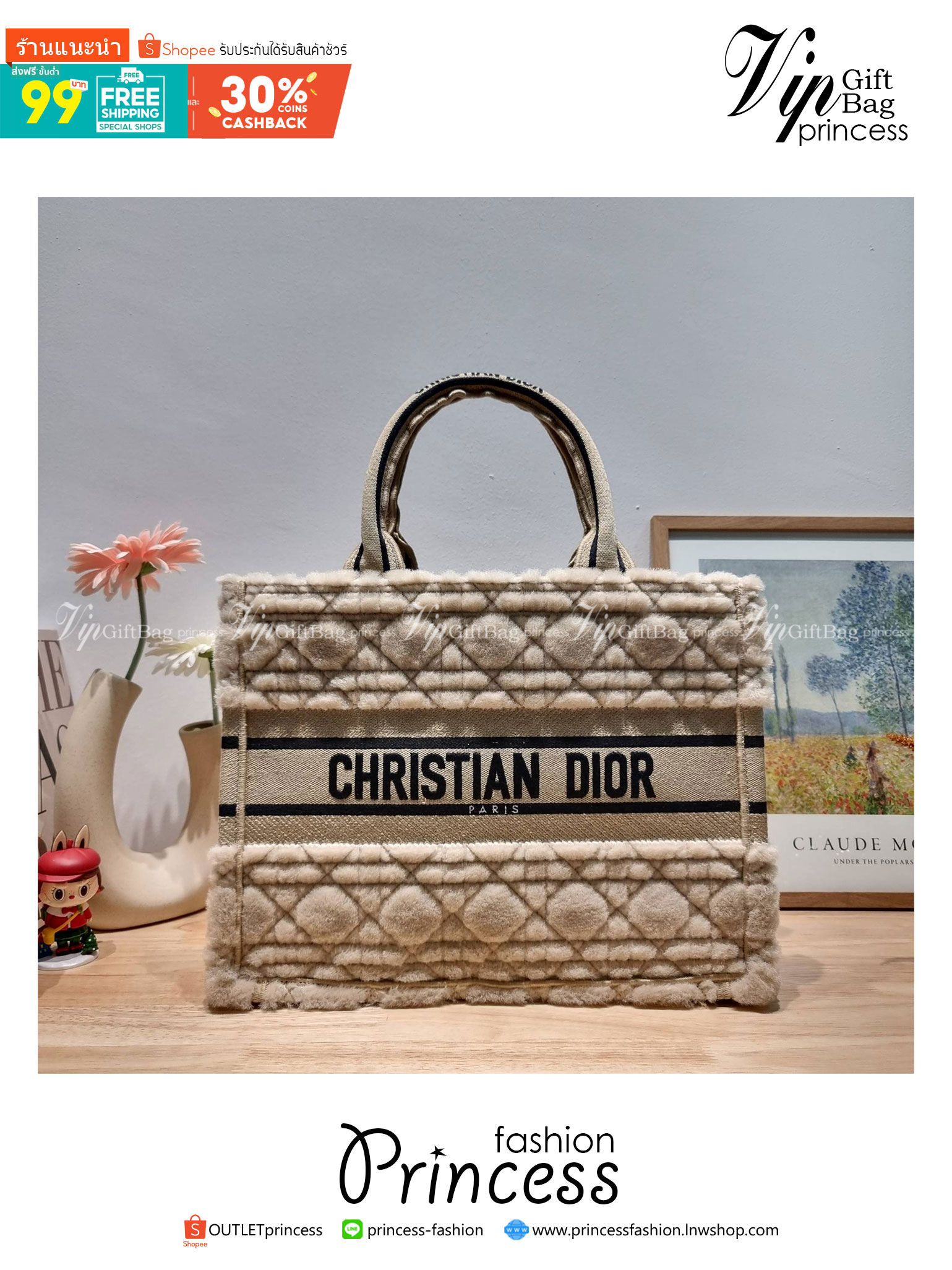 MEDIUM DIOR BOOK TOTE / CD book tote กระเป๋าทรงโท้ทใบใหญ่ ดีไซน์ใหม่ล่าสุด ที่มีทั้งความละมุนและหรูหราในตัว ด้วยการ shearling ขนแกะรอบใบฟูนุ่ม ตัดสลับฟอนท์เอกลักษณ์สวยงาม หูจับในตัวทนทาน ใช้งานง่าย ด้านในกระเป๋ากว้างมาก จุของได้เยอะ ไม่ใช่แค่สวยแถมยังใช้ป
