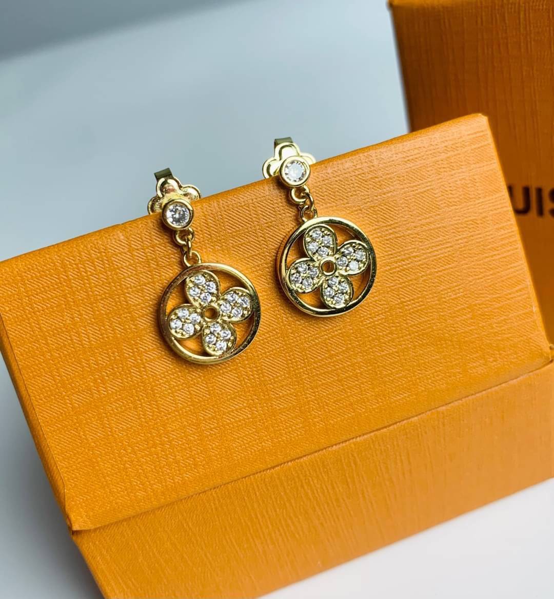 LV earring / Louis Vuitton earring ต่างหูหลุยส์ เกรดออริจินอล งานเคลือบโลหะทอง ไม่ลอกไม่ดำ เงาสวยคล้ายของจริงมากที่สุด สวยหรูหรา ผู้ดี ไฮโซสุดๆ งานเล่นไฟสวยมากค่ะ คอนเฟิม !!!!! เกรดสั่งทำแบบละเอียดที่สุด เก็บรายละเอียดครบ ปั้มโลโก้ สวยมากค่ะ
