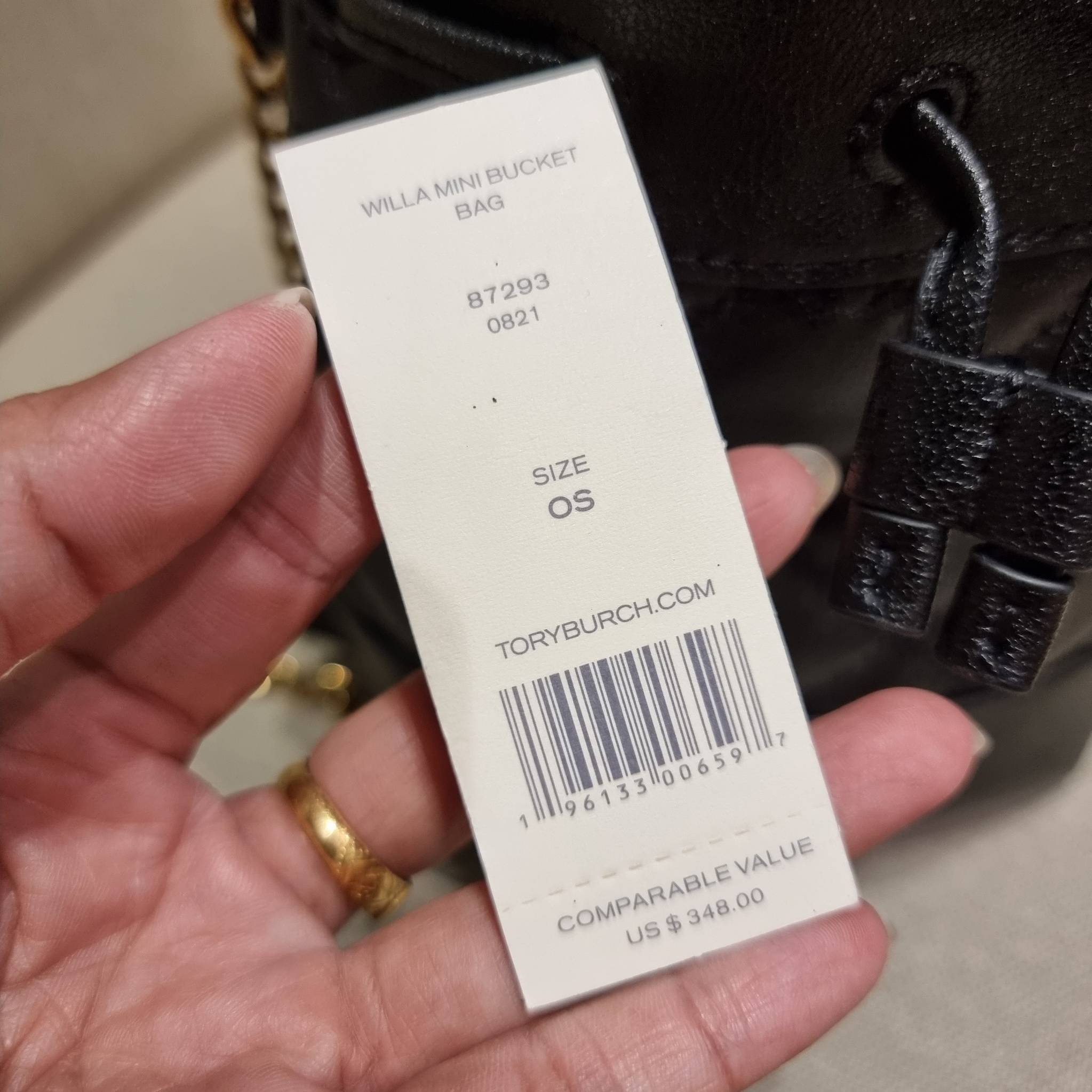 TORY BURCH WILLA MINI BUCKET BAG NEW ARRIVAL สุดปัง กระเป๋าสะพายทรงบัคเก็ต สวยผู้ดี โดดเด่นด้วยโลโก้สีทองดูหรู อัพลุคผู้ดี๊ผู้ดี วัสดุหนังแท้ ดีไซน์บุนวม เส้นคมดีเทลหรู เปิด-ปิดหนังรูดปากกระเป๋า มีหูหิ้วในตัว คล้องแขนเก๋ๆ ภายในเป็นช่องโล่ง มีช่องย่อย ใส่ข