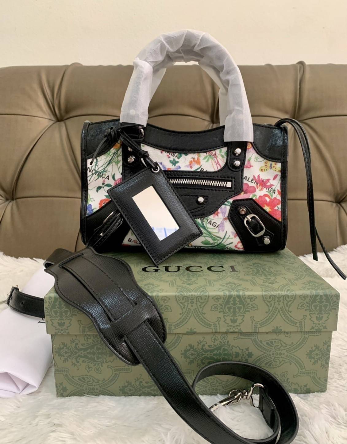 VIP 🥂 Gucci x Balenciaga The Hacker Project Mini Neo Bag คอลเลคชั่นร้อนๆ พร้อมเสิร์ฟ ที่่มีการผสมผสานระหว่างGucci & Balenciaga เข้าไว้ด้วยกัน ดีไซน์ล้ำสมัย วัสดุCanvas เย็บขอบด้วยหนังcalfskin อะไหล่เงิน ลวดลายสดใส ประทับตัวอักษรBalenciaga ลงบนผ้าเ
