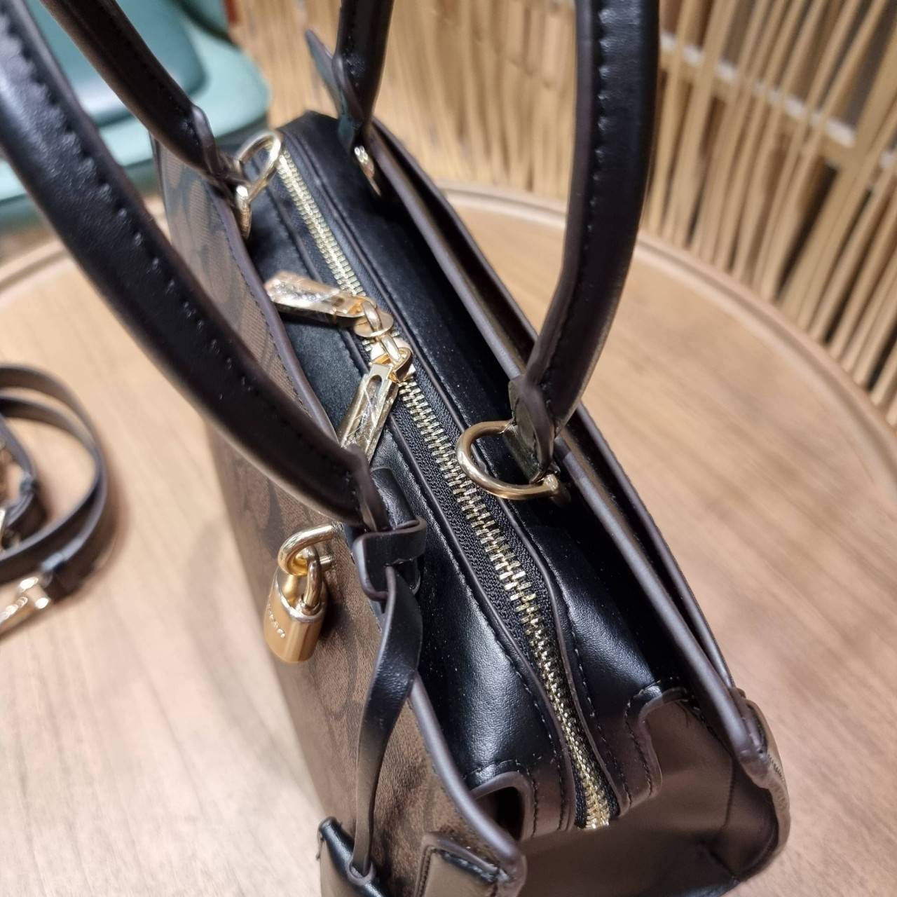 COACH ZOE CARRYALL IN SIGNATURE CANVAS เดอะเบสท์แห่งปี ต้องยกให้พี่คนสวยใบนี้เลย!! รุ่นที่สาวๆตามหา หายากอีกหนึ่ง กระเป๋าถือ/สะพายทรงสวย คลาสสิค ใบใหญ่จุคุ้ม มีดีเทลน่ารักๆที่แม่กุญแจ สามารถล็อคหัวซิปได้ กุญแจซ่อนในพวงหนังห้อยก็น่ารักไปอีก ภายในโล่งกว้าง 