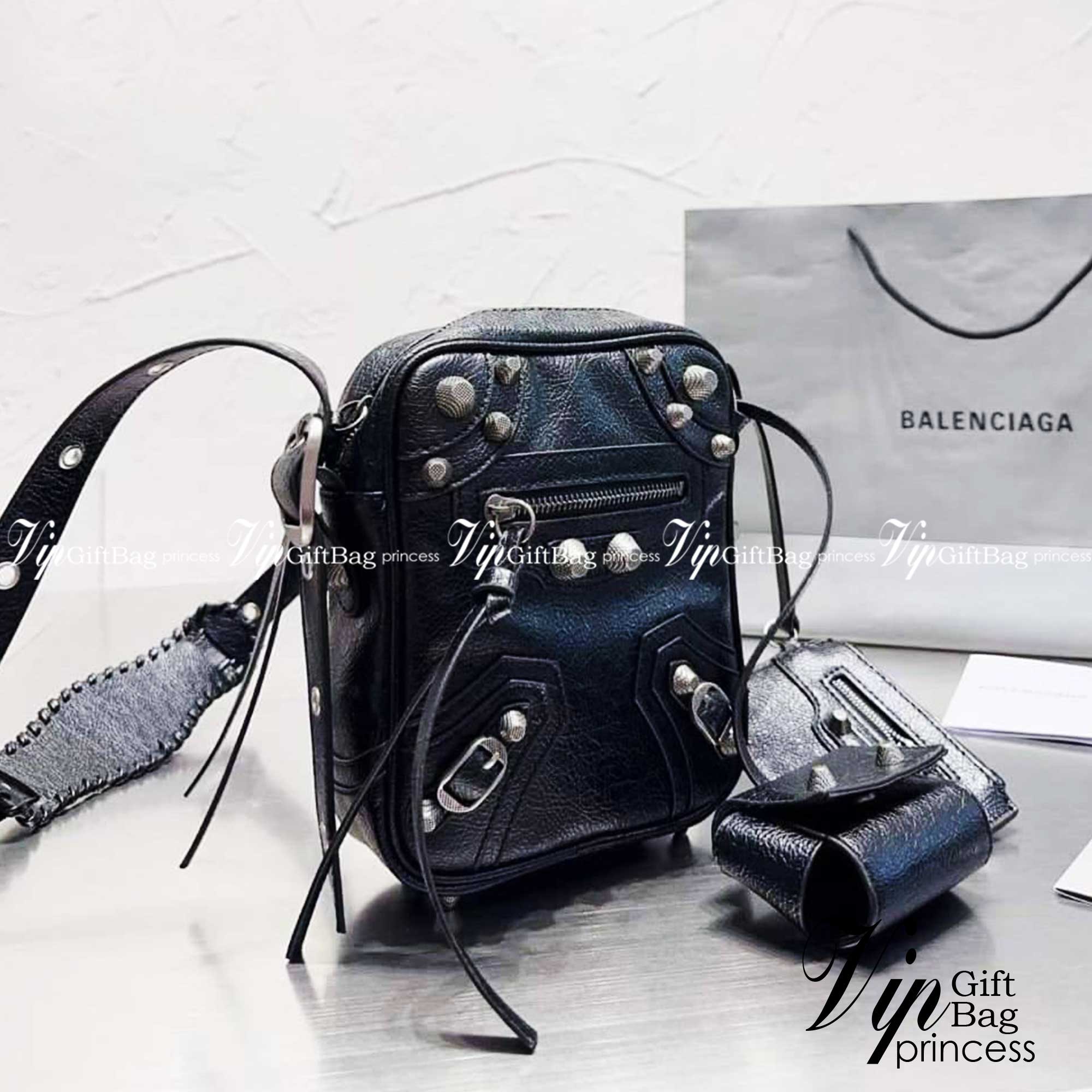 BALENCIAGA Le Cagole Men Crossbody Bag in Black / BALENCIAGA Messenger Bag กระเป๋าสะพายเท่ๆ คลาสสิกแบล็ค หนุ่มๆ หรือสาวเท่ ห้ามพลาดเชียวค่ะ ภาพถ่ายจากงานขายจริง ใช้งานต่างประเทศได้
