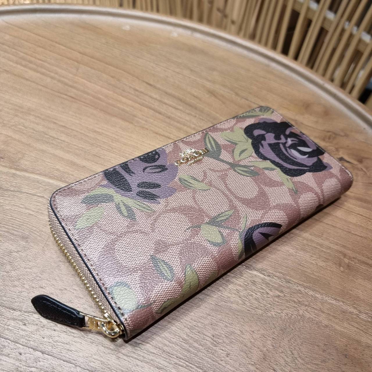 COACH ACCORDION ZIP WALLET IN SIGNATURE CANVAS WITH PRAIRIE ROSE / JUMBO FLORAL / CAMO ROSE FLORAL / MEDLEY BOUQUET PRINT ((F31572/F39189/F26290/F2859)) สวยคลาสสิคไม่มีใครเกิน!! กระเป๋าสตางค์ใบยาว ลวดลายสวย สีสันโดดเด่น วัสดุหนังแคนวาสเคลือบ เปิด-ปิดด้วยซ