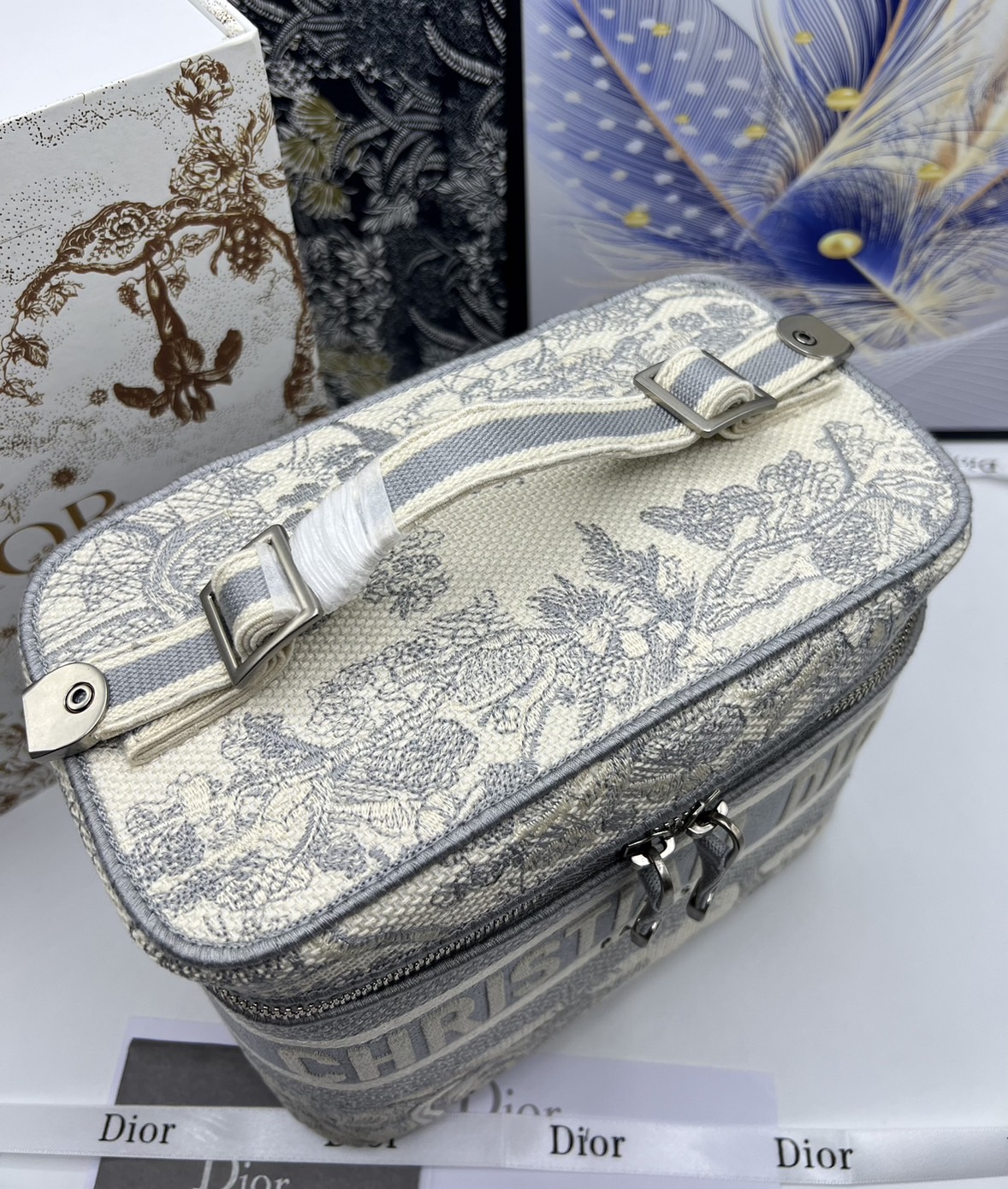 22cm Medium DiorTravel Vanity Case กระเป๋าใส่เครื่องสำอางใบกลาง จุของได้เยอะ มาพร้อมกับลวดลาย Oblique ปักอย่างประณีตและประดับด้วยสัญลักษณ์ Christian Dior Paris มาพร้อมสายสะพายและหูจับในตัว
