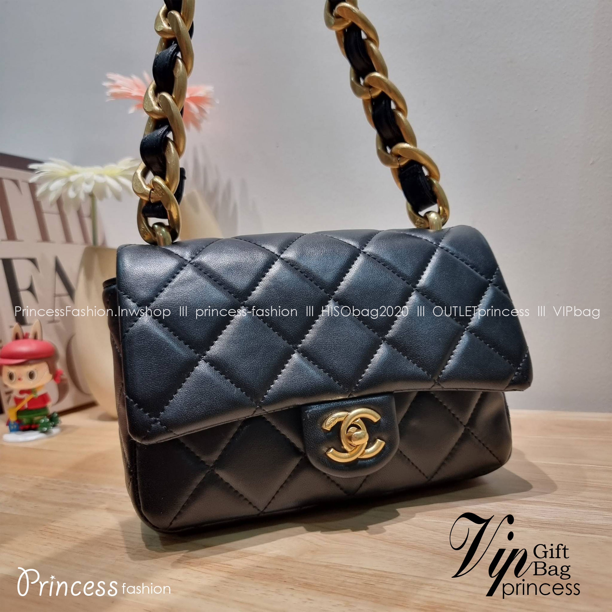 Chanel chunky chain bag in black สวยฟาดย้อนยุคความหรู ในราคาที่จับต้องได้ กับกระเป๋าสะพายไหล่ ไซส์กำลังสวย โดดเด่นด้วยสายสะพายโซ่สลับหนังเส้นใหญ่ ทนทาน ดูแพง