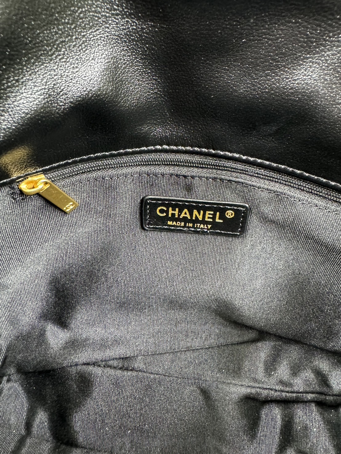 25cm CHANEL HOBO HANDBAG Shiny Leather & Gold-Tone Metal Camel กระเป๋าทรงโฮโบ งานหนังเต็มใบ เกรดออริ สลับแท้ 1:1 ใช้งานต่างประเทศได้