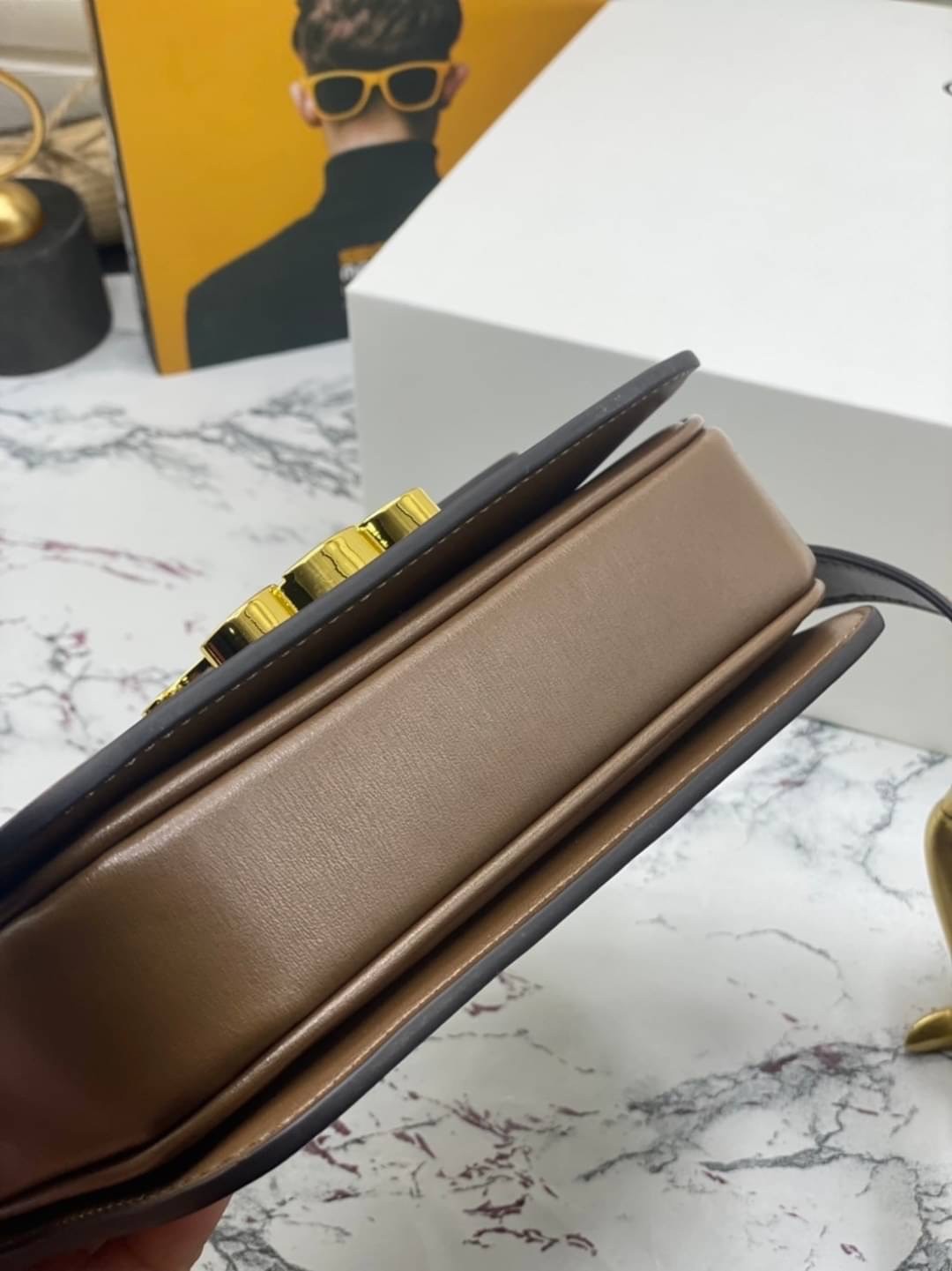 CELINE TRIOMPHE CROSSBODY BAG / CELINE TEEN ดีไซน์ยอดนิยมสไตล์ LISA ทรงสี่เหลี่ยมหนังสวยหรูอยู่ทรงเปิดปิดด้วยฝาปิดโลโก้แบรนด์อะไหล่ทอง ภายในมีช่องหลัก ช่องย่อย และช่องซิป สามารถใส่มือถือของใช้จุกจิกได้เยอะ มาพร้อมสายสะพายหนังยาวปรับระดับได้ จะสะพายไหล่ CR