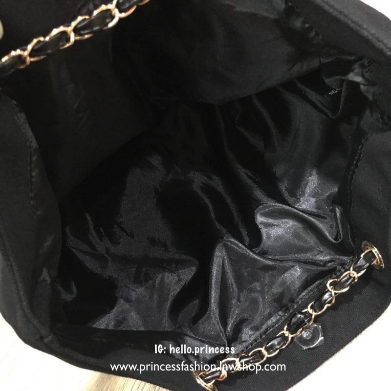 Chanel Canvas Shopping Bag With Pouch Gift With Purchase (GWP) กระเป๋าสะพายทรง Shopping ใบใหญ่ วัสดุ Canvas เนื้อหนาสีดำ อะไหล่ทอง ผูกริบบิ้นลาย Chanel มาพร้อมกระเป๋าใบเล็ก หนังเงา อะไหล่ทองเข้าชุด VIP. gift แท้ จาก Chanel Perfume Counter ใบใหญ่ใส่่ A4 ได