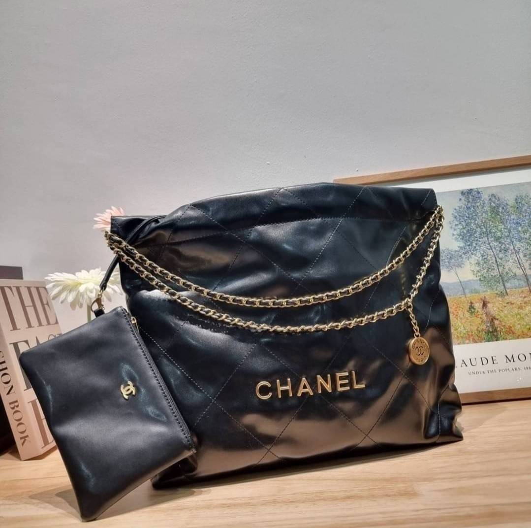 Chanel 22 bag เกินต้านที่สุดกับไอเท็มนี้ ที่สาวๆหรือใครๆก็ต้องมีแล้ว!! แค่เห็นก็หลงรัก กระเป๋าทรงสวย ดีเทลเรียบแต่มีความหรูแอบซ่อนอยู่ ด้วยดีไซน์สายสะพายโซ่สีทอง และโลโก้อันโดดเด่น ดีงามน่าหลงใหลมาก
