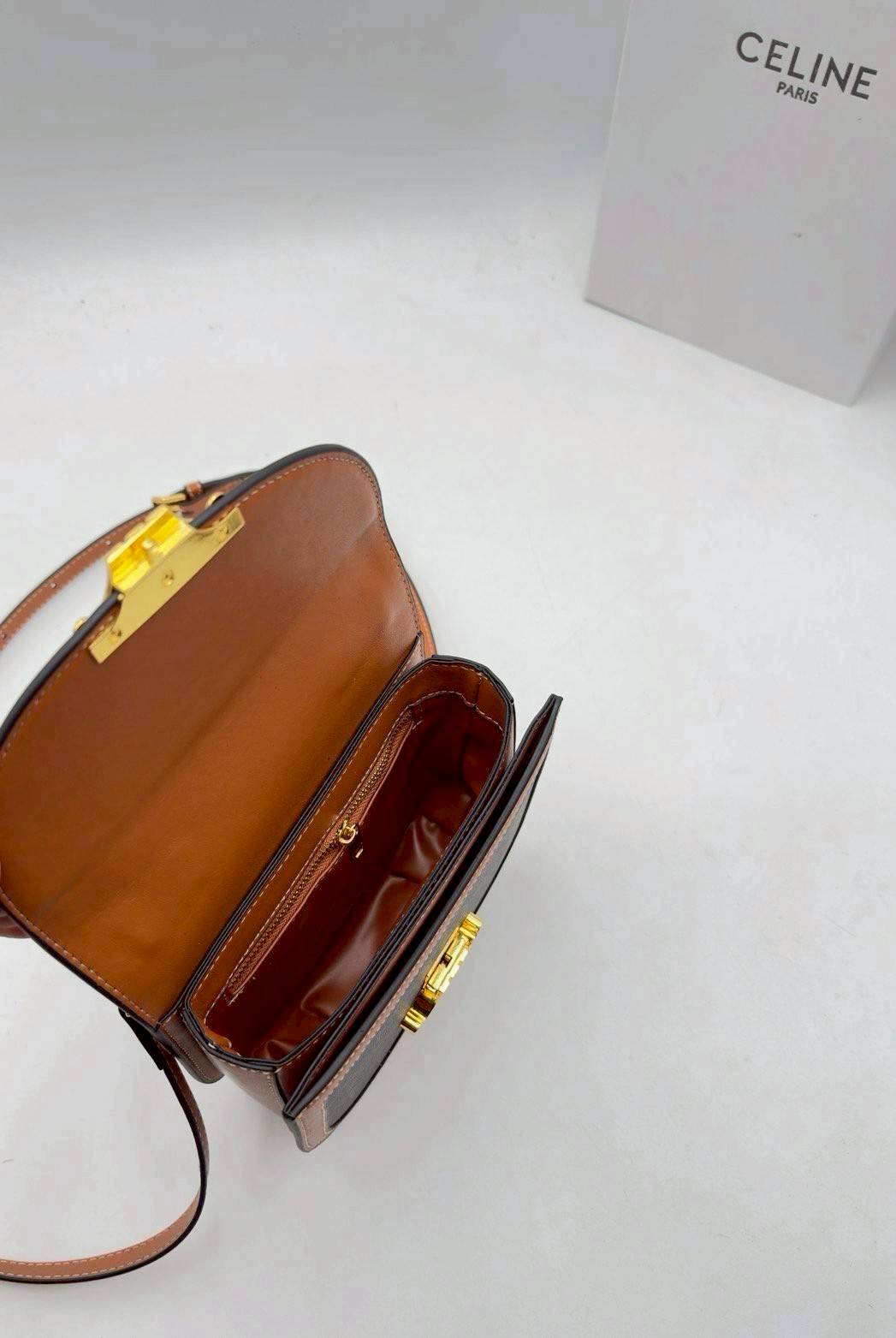 CELINE MINI BESACE CLEA in Triomphe canvas and leather กระเป๋าสะพายพร้อมหูจับถนัดมือ ใหม่ก่อนใคร น่ารักสุดปัง รูปทรงย้อนยุค สไตล์วินเทจลัคชู ภายในเป็นช่องโล่ง มีช่องย่อยให้อีก เป็นไอเท็มที่ควรต้องมีจริงๆ