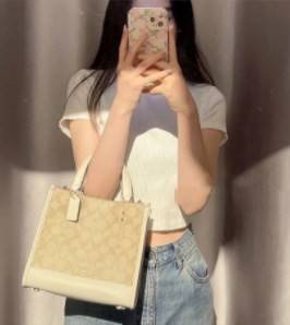 น่าใช้มากๆ สวยเกินราคาไปเลยจร้าา😘 COACH FIELD TOTE 22 SMALL BAG ((C5122)) พร้อมส่งความสวยที่ไทยค่ะ! กระเป๋าหิ้วหรือสะพายข้างได้ หนังแท้นิ่ม ใบจริงสวยมากๆเลยค่ะ ปากกระเป๋าแบบกระดุมแม่เหล็ก ภายในกว้างใส่ของจำเป็นของสาวๆได้เยอะเลย มีช่องซิปและช่องเล็