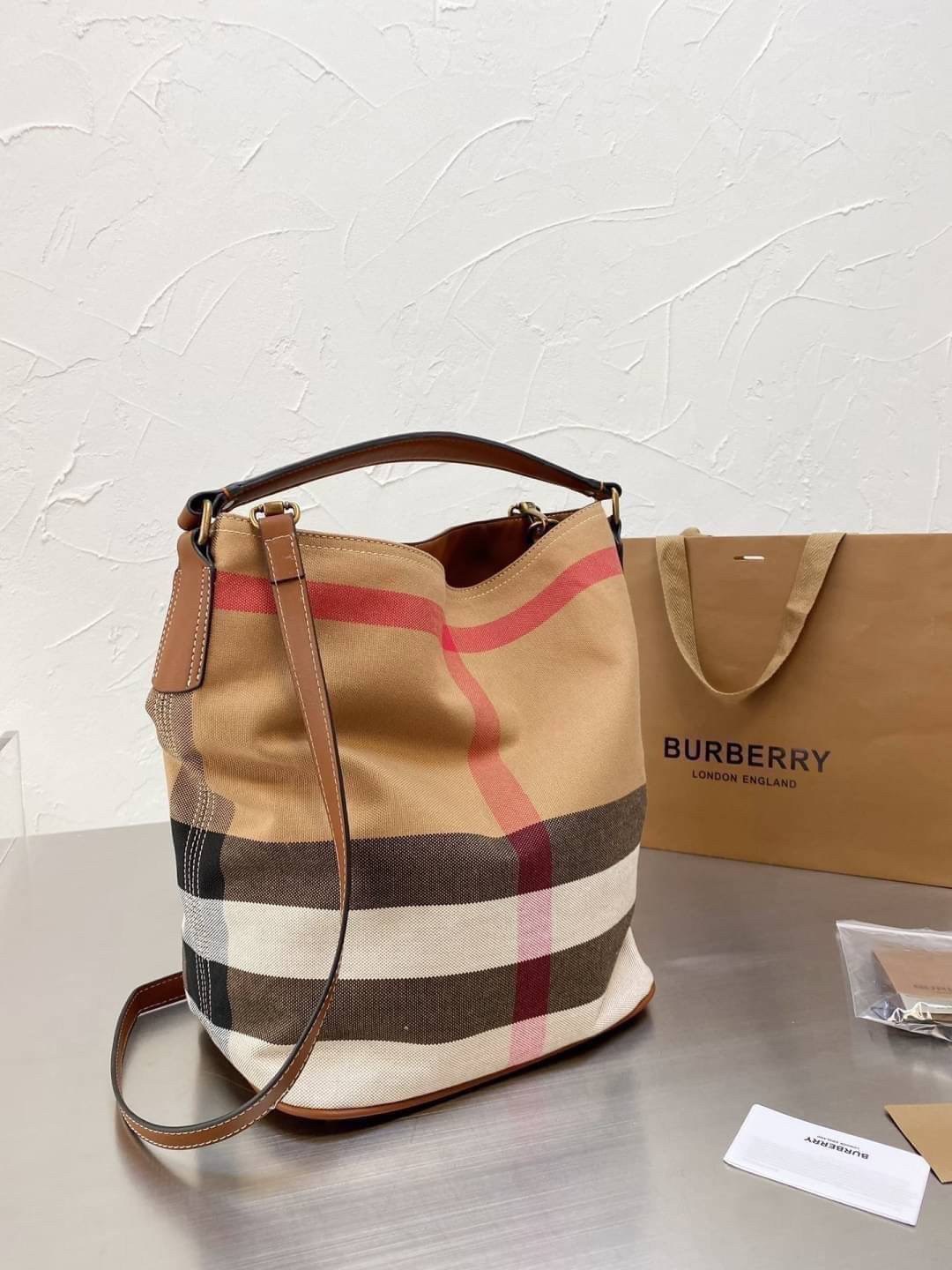 Burberry Ashby In Canvas Check And Leather / BURBERRY VINTAGE CANVAS BUCKET BAG 10" กระเป๋าถือทรงโท้ทผ้าแคนวาสพิมพ์ลายแบรนด์มาพร้อมสายยาวสายหนังแบบถอดใช้งานได้ วัสดุผ้าCanvas เนื้อหนาซับในอย่างดี ลายแบรนด์สวยมากคะ