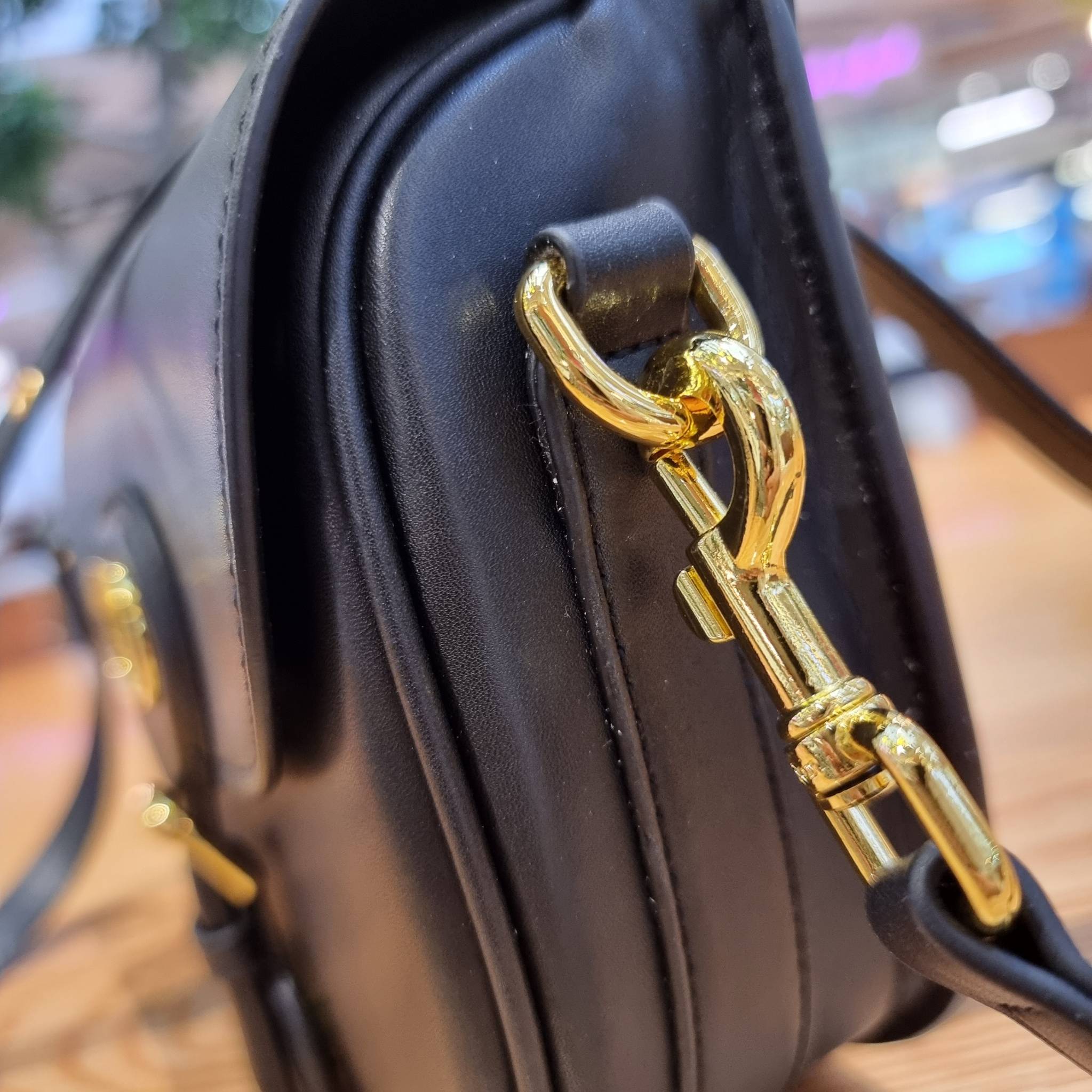 DIOR CD MEDIUM BOBBY BAG กระเป๋าสะพายข้างพรีเมี่ยมกิ๊ฟทรงสวย ดีไซน์ย้อนยุค เป็นเอกลักษณ์ไม่เหมือนใคร เปิด-ปิดด้วยกระดุมแม่เหล็ก ใช้งานง่าย อะไหล่ทองดูหรู ภายในเป็นช่องโล่ง มาพร้อมสายสะพาย crossbody ถอดออกได้ ปรับได้ จะถือเป็นคลัทช์ออกงานก็ได้ สะพายไปทำงาน