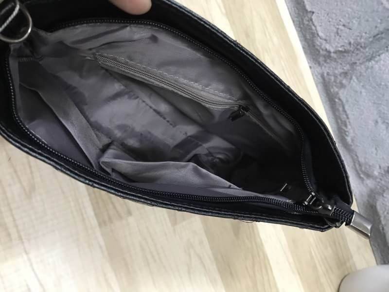 ZARA CROSSBODY BAG กระเป๋าสะพายข้างหนังนิ่ม look like chanel เย็บลายตารางรอบใบ มีตัวล้อค2ชั้น ทั้งกระดุมแม่เหล็กและซิปเดียวด้านใน ฐานกว้างตั้งอยู่ทรง ภายในมีช่องซิปเล็กและช่องใส่มือถือ สามราถใส่มินิไอแพค กระเป๋าสตางค์ทรงยาวได้ มาพร้อมสายสะพาย ถอดและสามารถ